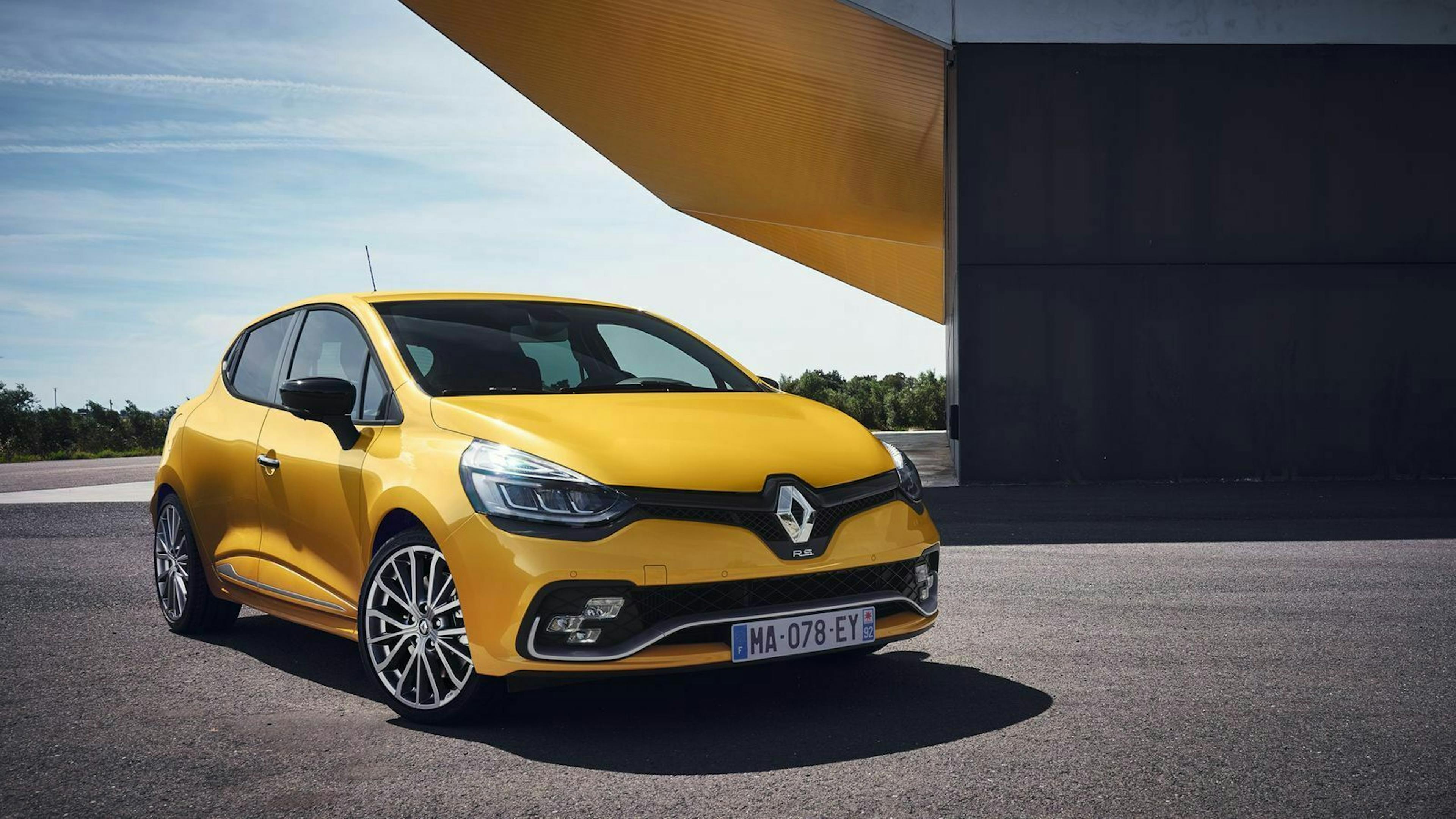 Zu sehen ist der Renault Clio RS von vorne, stehend