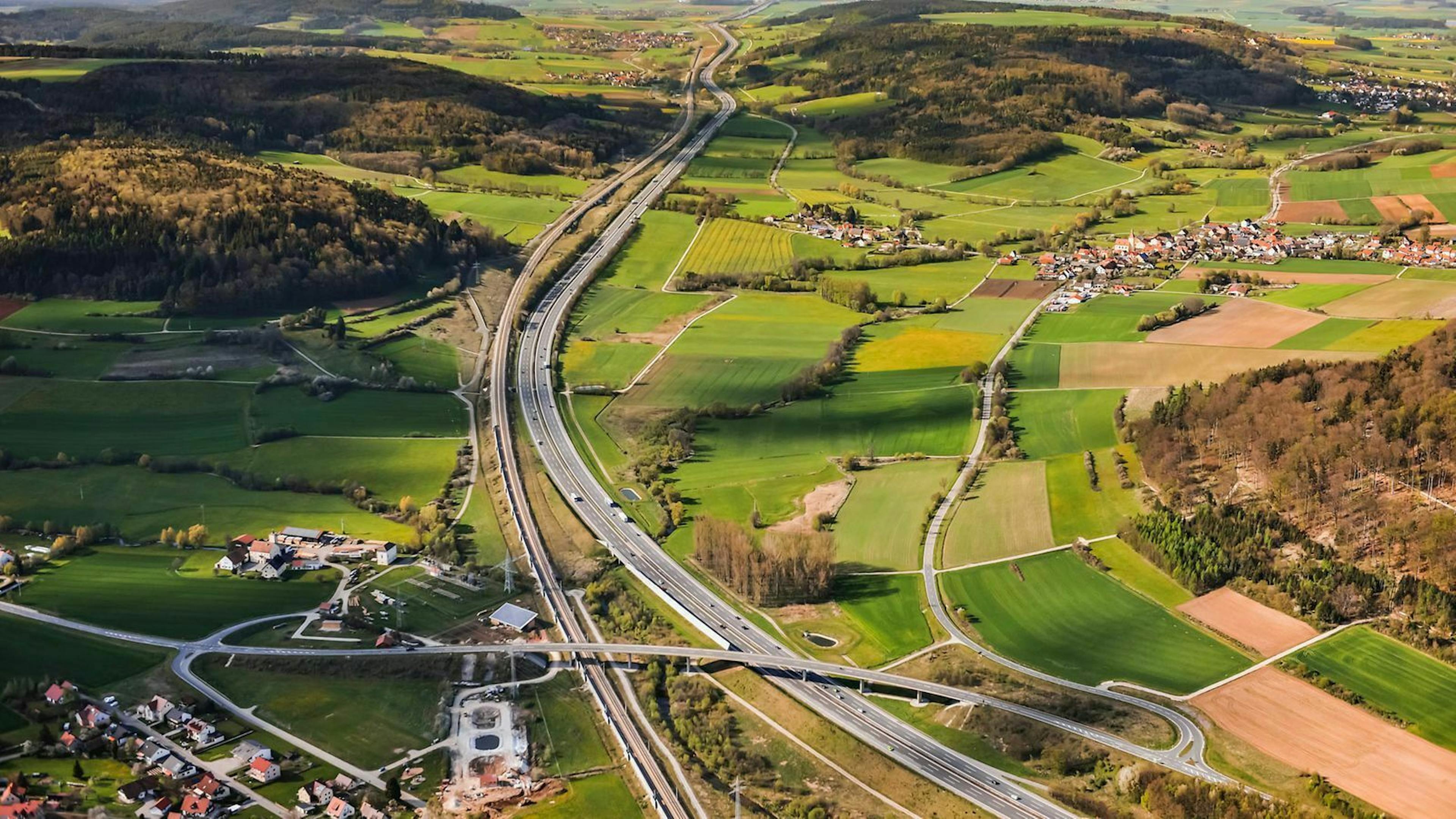 Die A9 verbindet die Metropolen Berlin und München und führt durch abwechslungsreiche Landschaft.