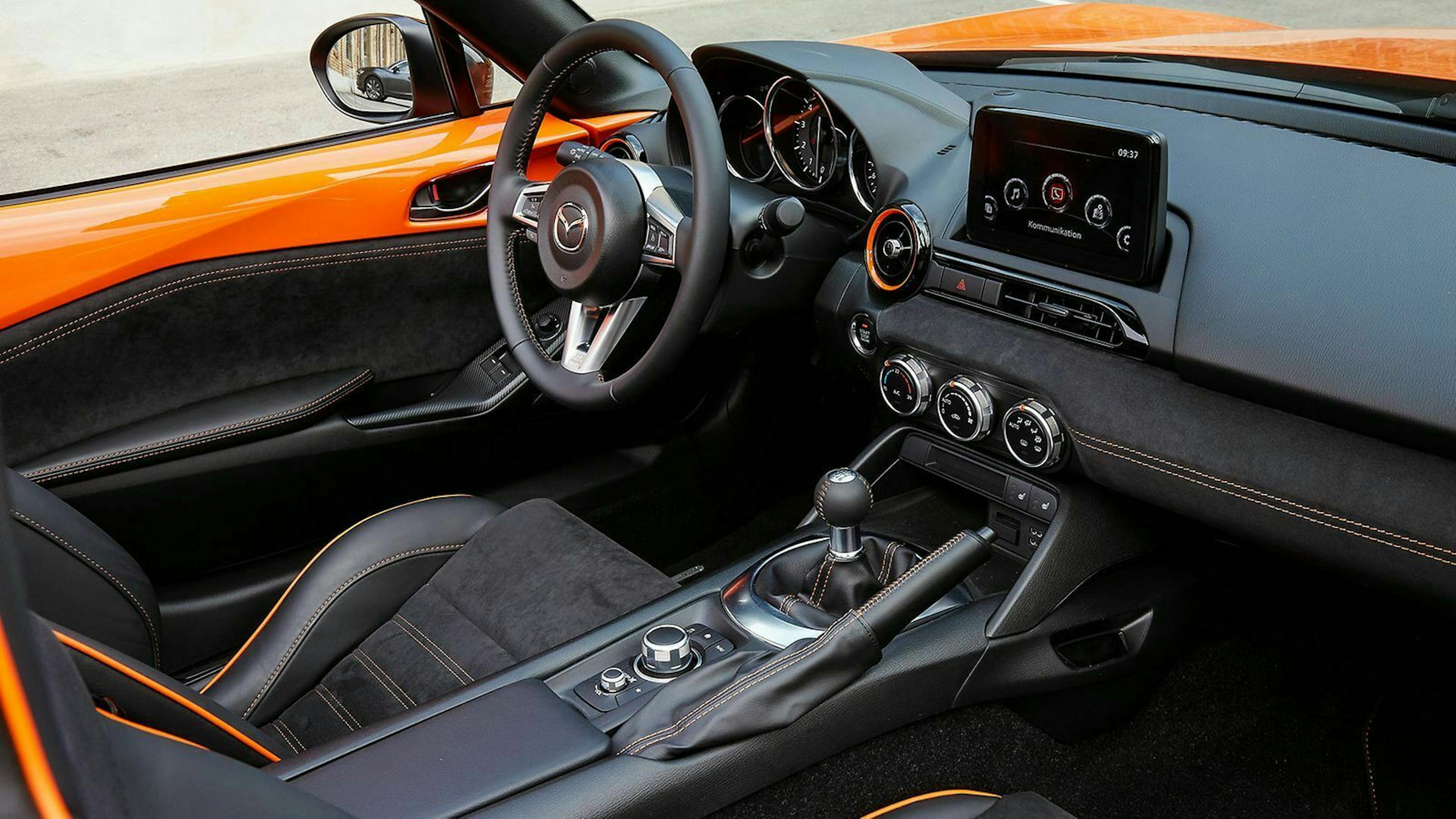Beim MX-5 ND holt Mazda die Außenlackierung nach innen. Auch die Ziernähte tragen die auffällige Außenfarbe