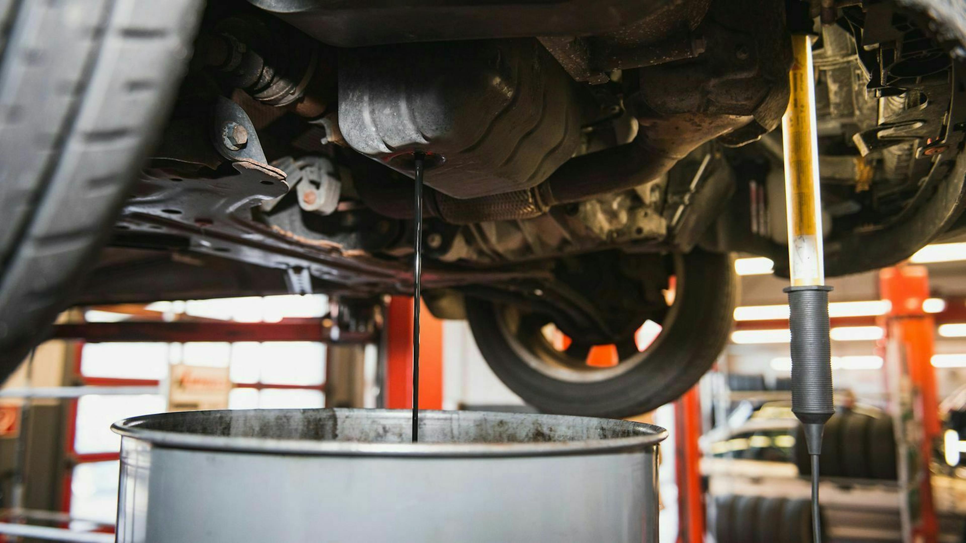 Wer durchschnittlich viel fährt, also 10.000 bis 15.000 Kilometer pro Jahr, sollte etwa alle 1,5 bis 2 Jahre zum Ölwechsel.