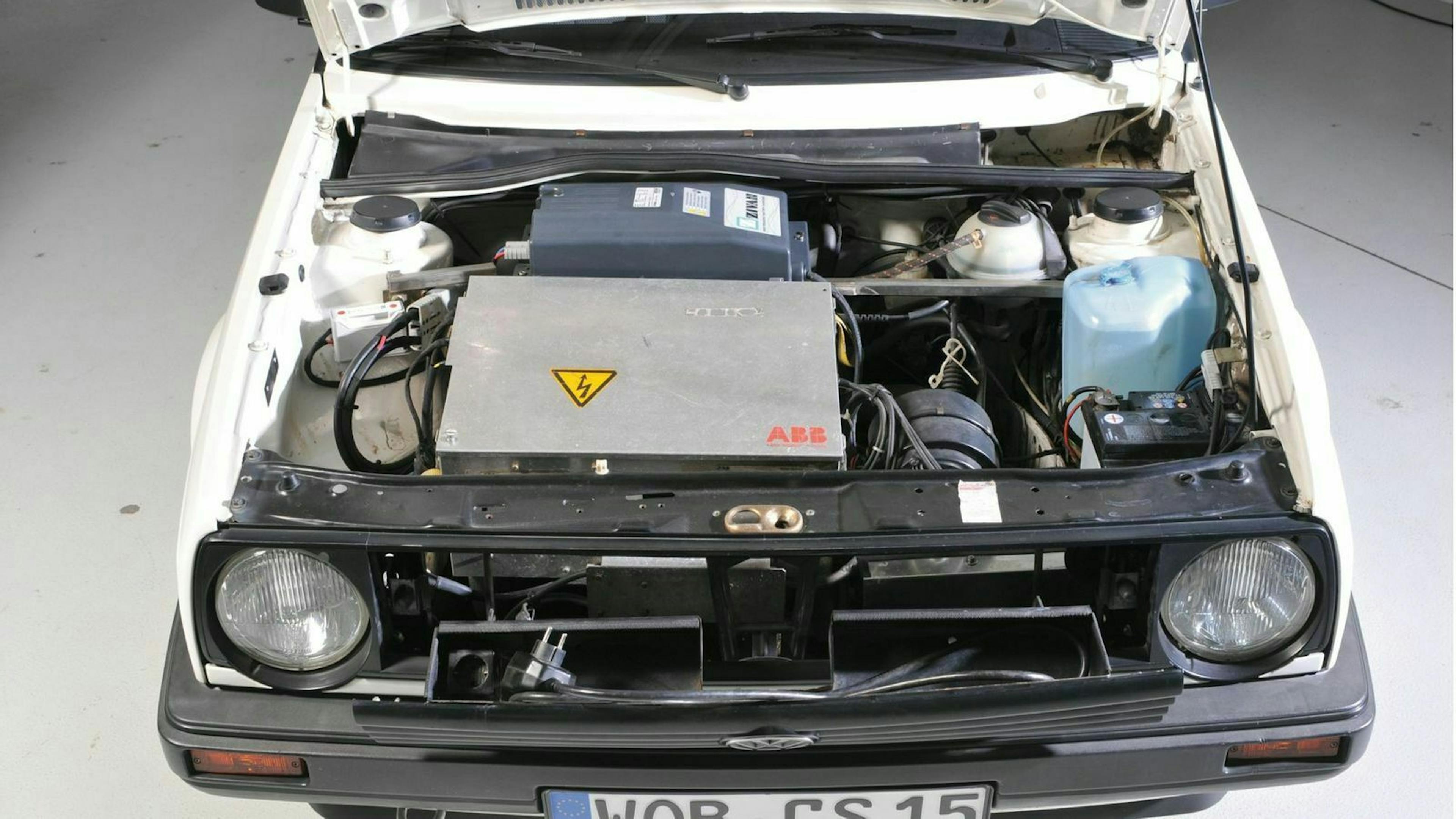 VW Golf 2 Blick unter die Motorhaube