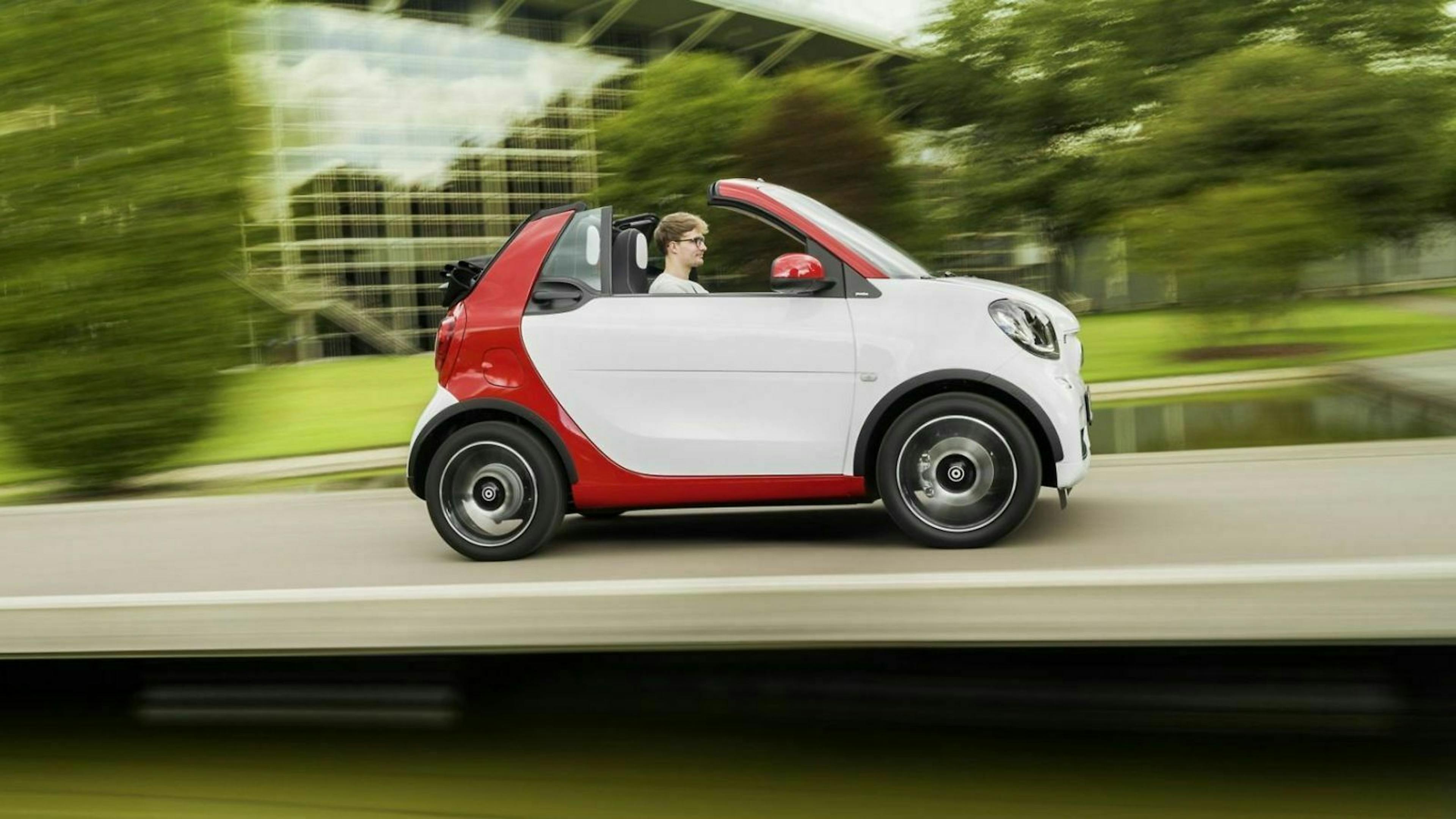 Smart Fortwo Cabrio in der Seitenansicht, fahrend