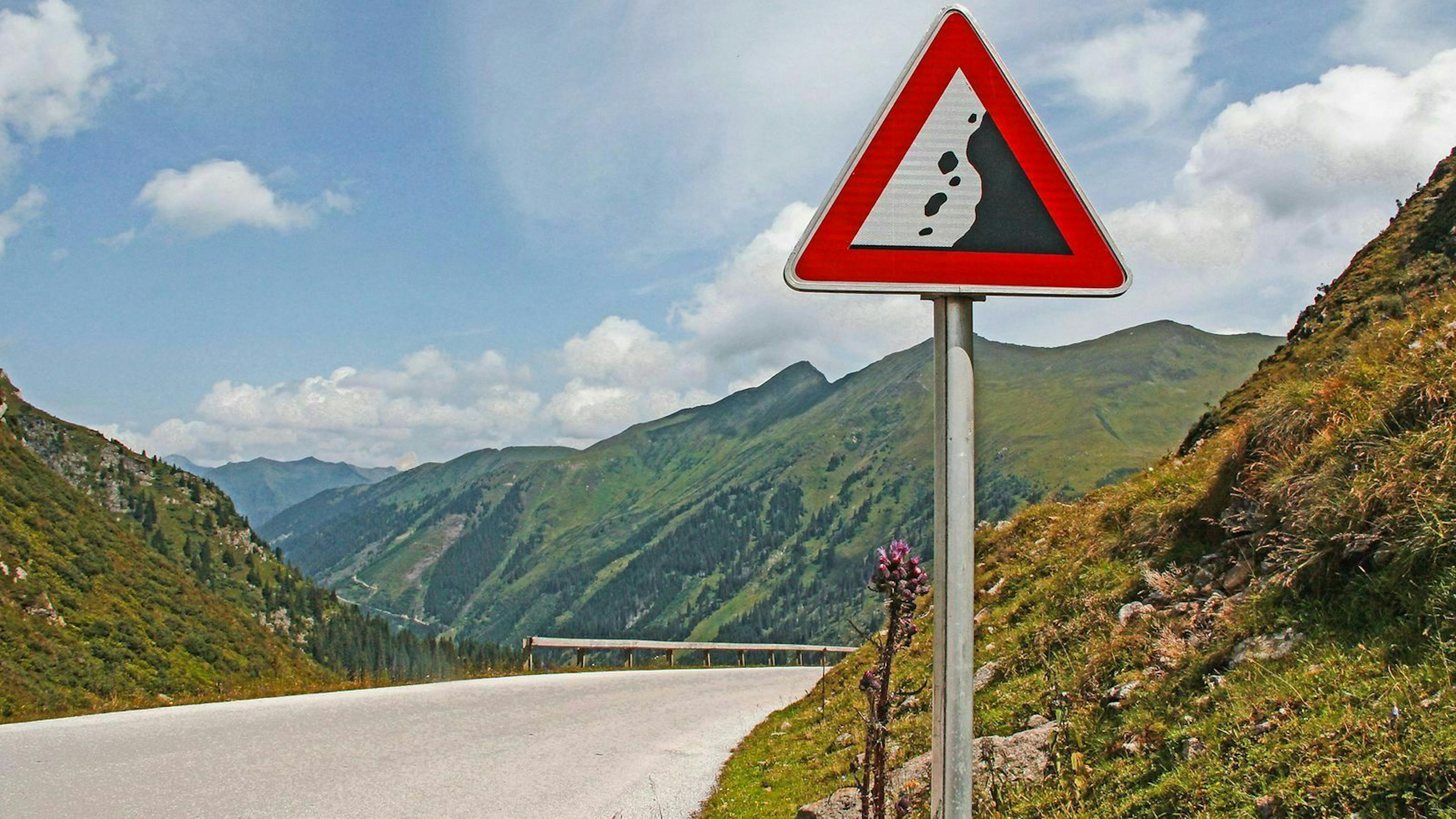 Ist der Schaden auf der Windschutzscheibe kleiner als eine Zwei-Euro-Münze, kann der Steinschlag repariert werden.