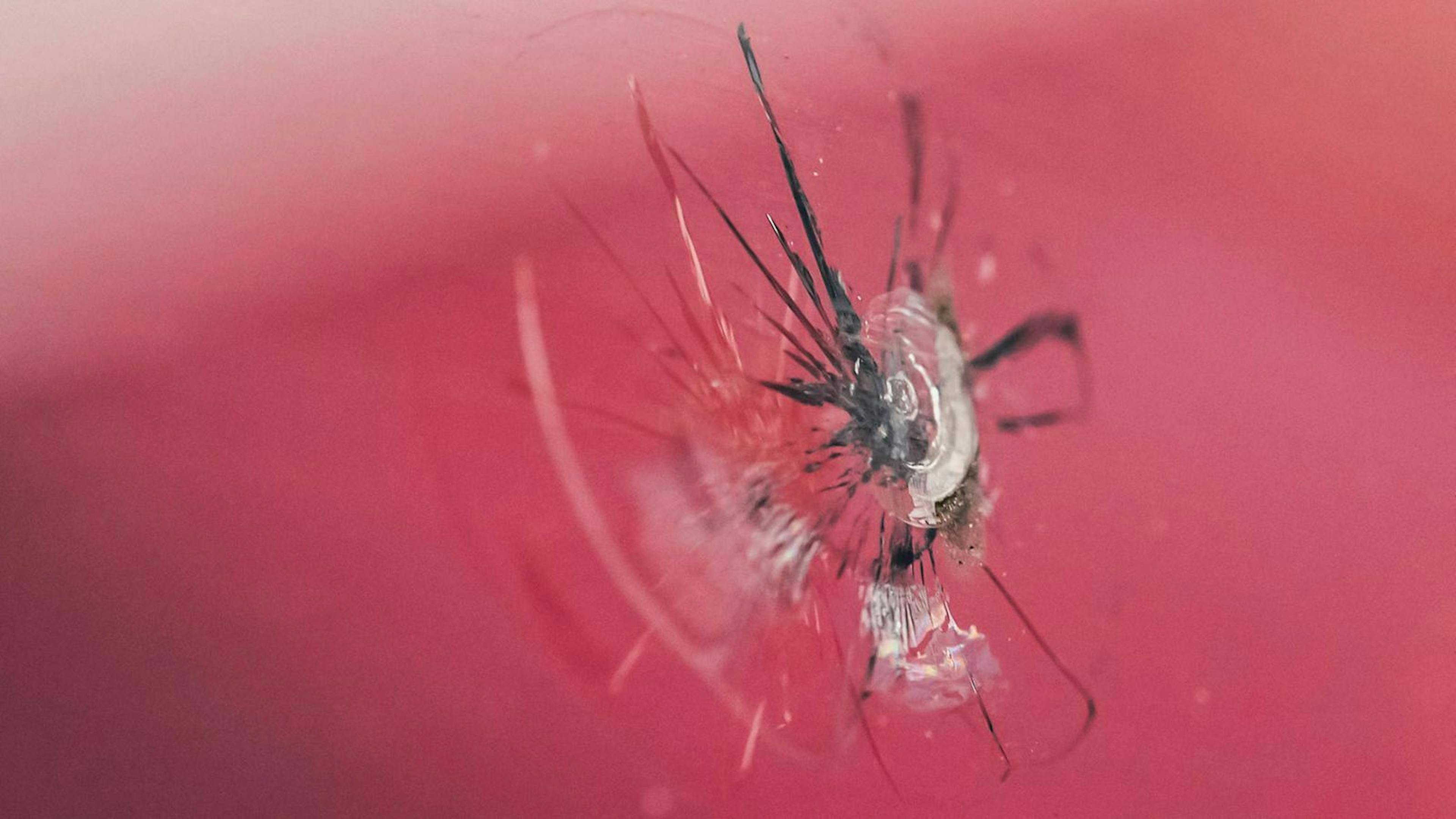 Glasbrüche, zum Beispiel infolge eines Steinschlags, sind in der Regel von der Teilkasko-Versicherung abgedeckt.