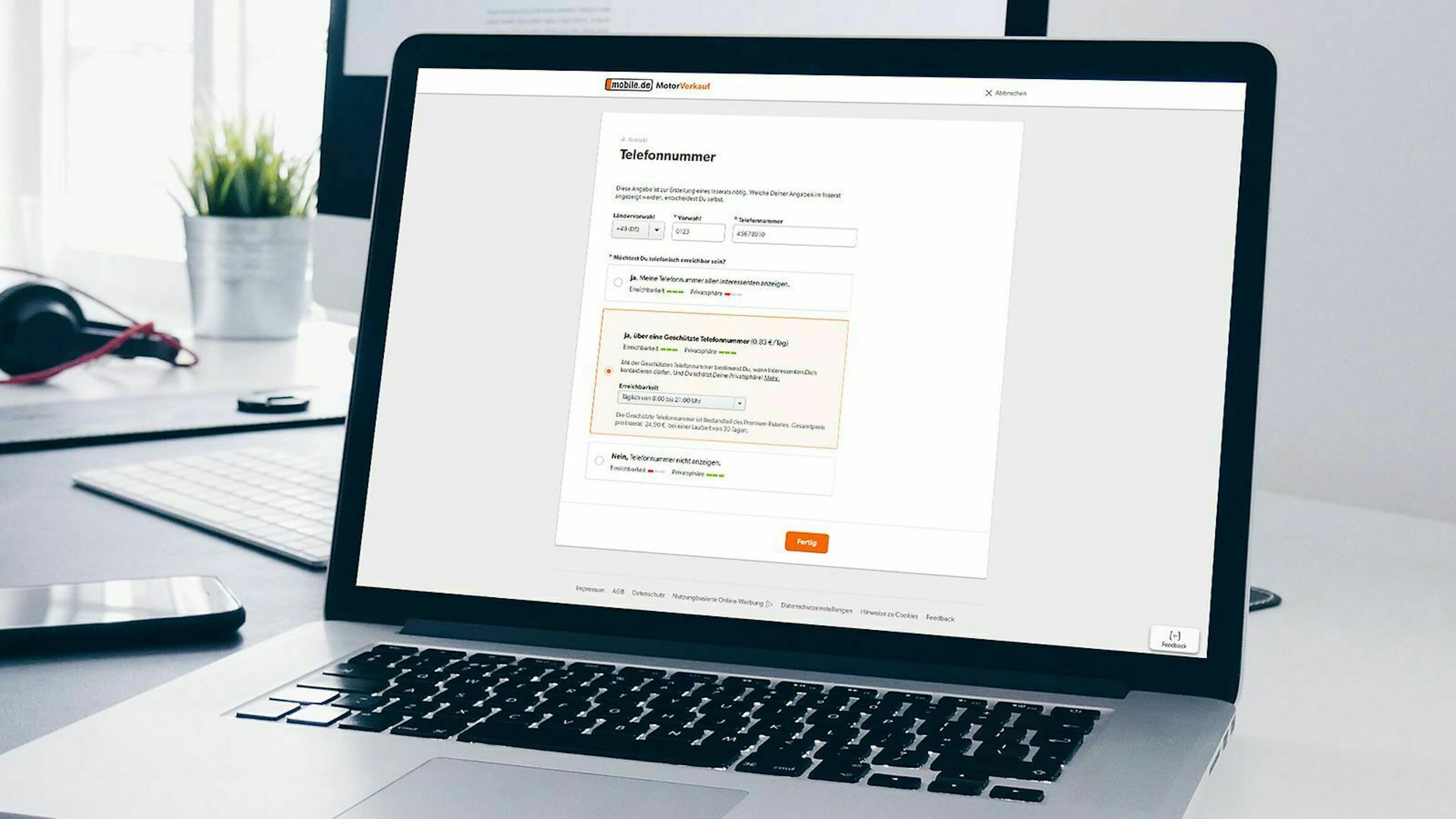 Arbeitsplatz mit Computer und Anmeldemaske