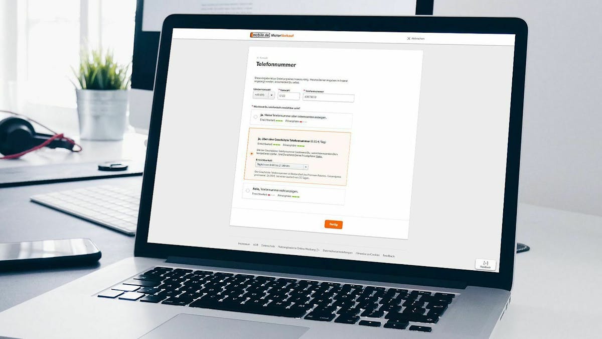 Arbeitsplatz mit Computer und Anmeldemaske