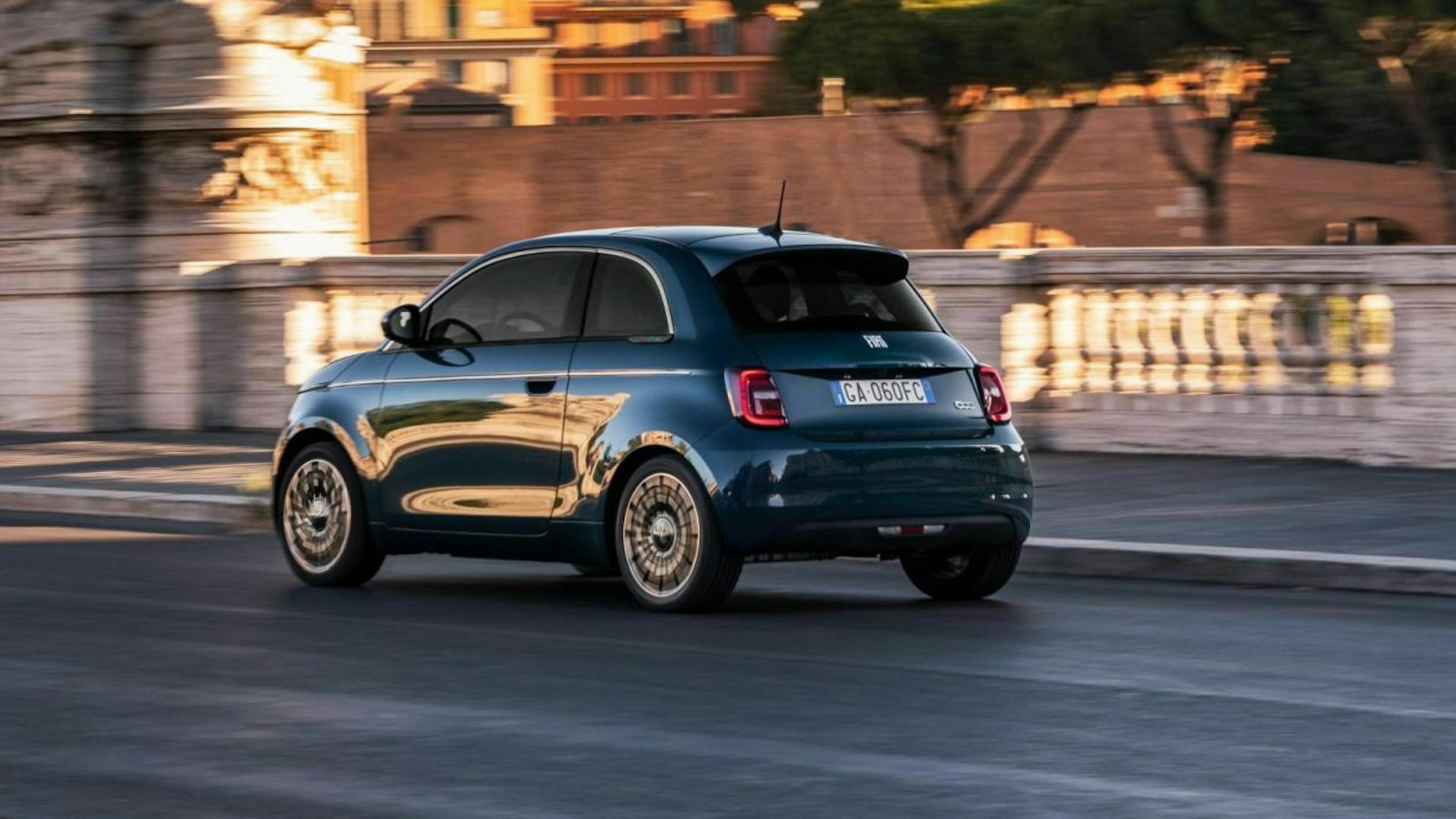 Zu sehen ist der Fiat 500e 2020 von hinten