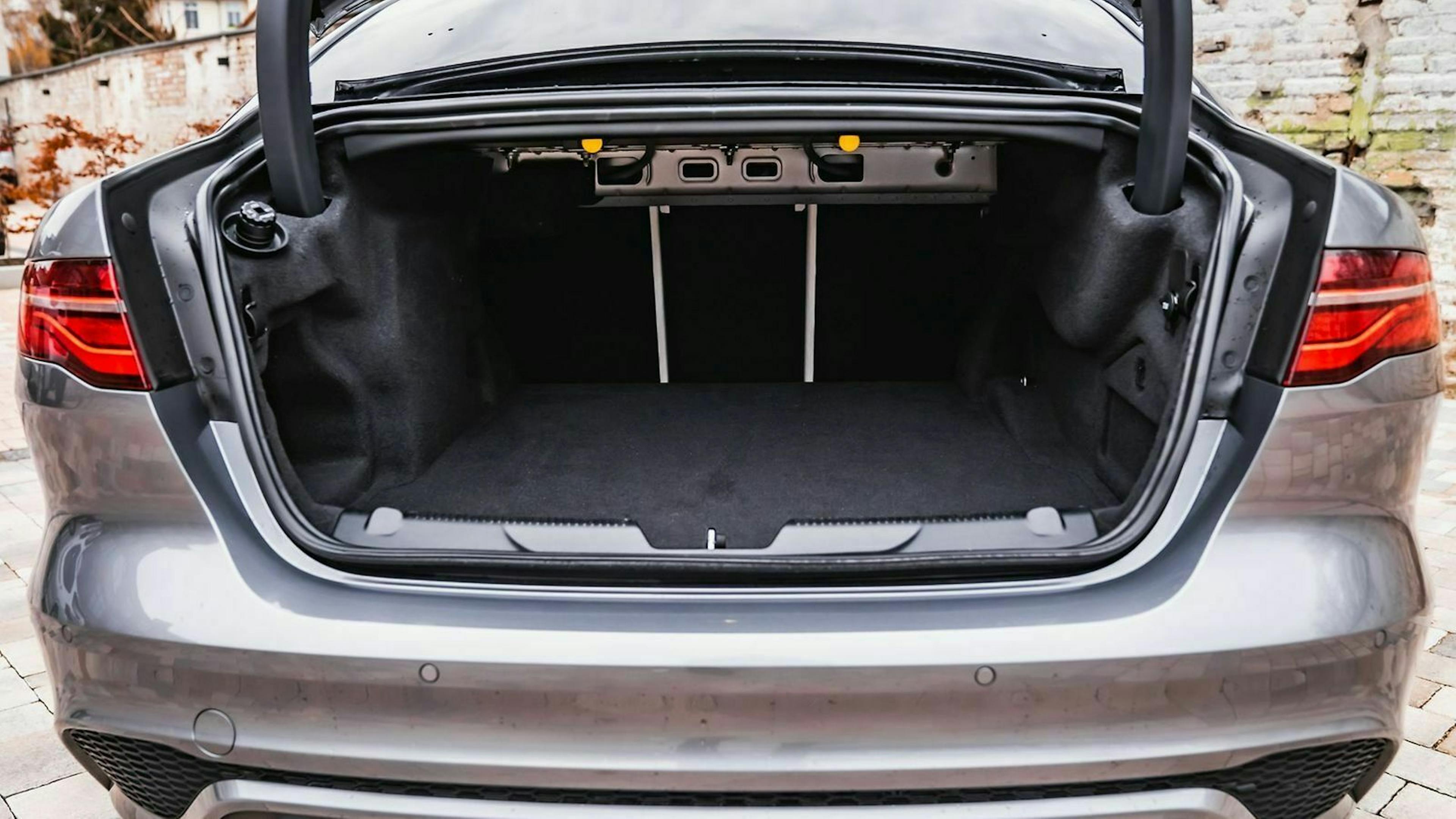 Blick in den Kofferraum des Jaguar XE