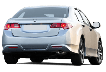 Silberner Honda Accord Limousine, rückwärtige Ansicht. Parkend auf hellem Hintergrund, zeigt Rücklichter und Emblem.