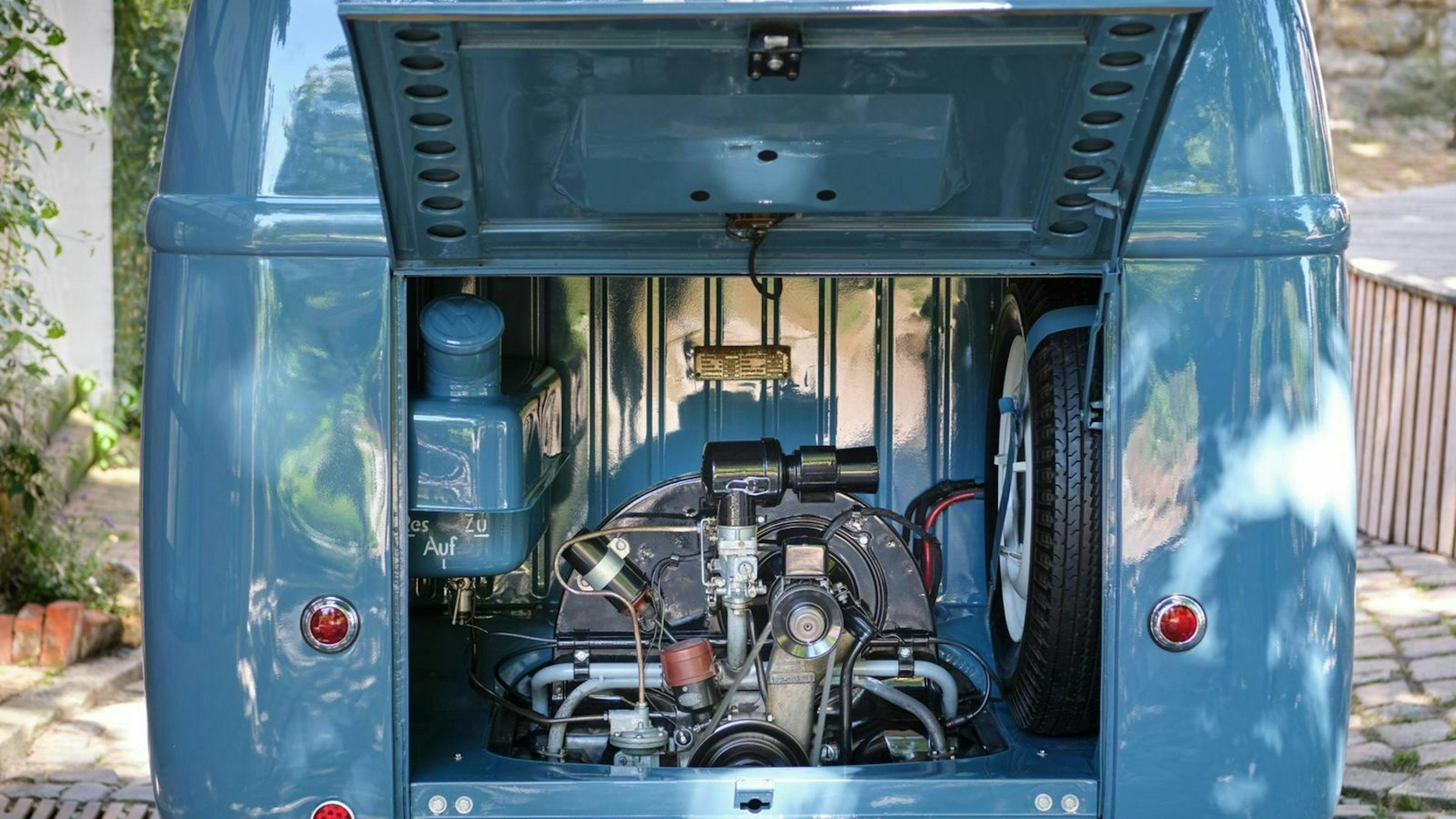 VW Bulli T1 Sofie Blick unter die Motorhaube