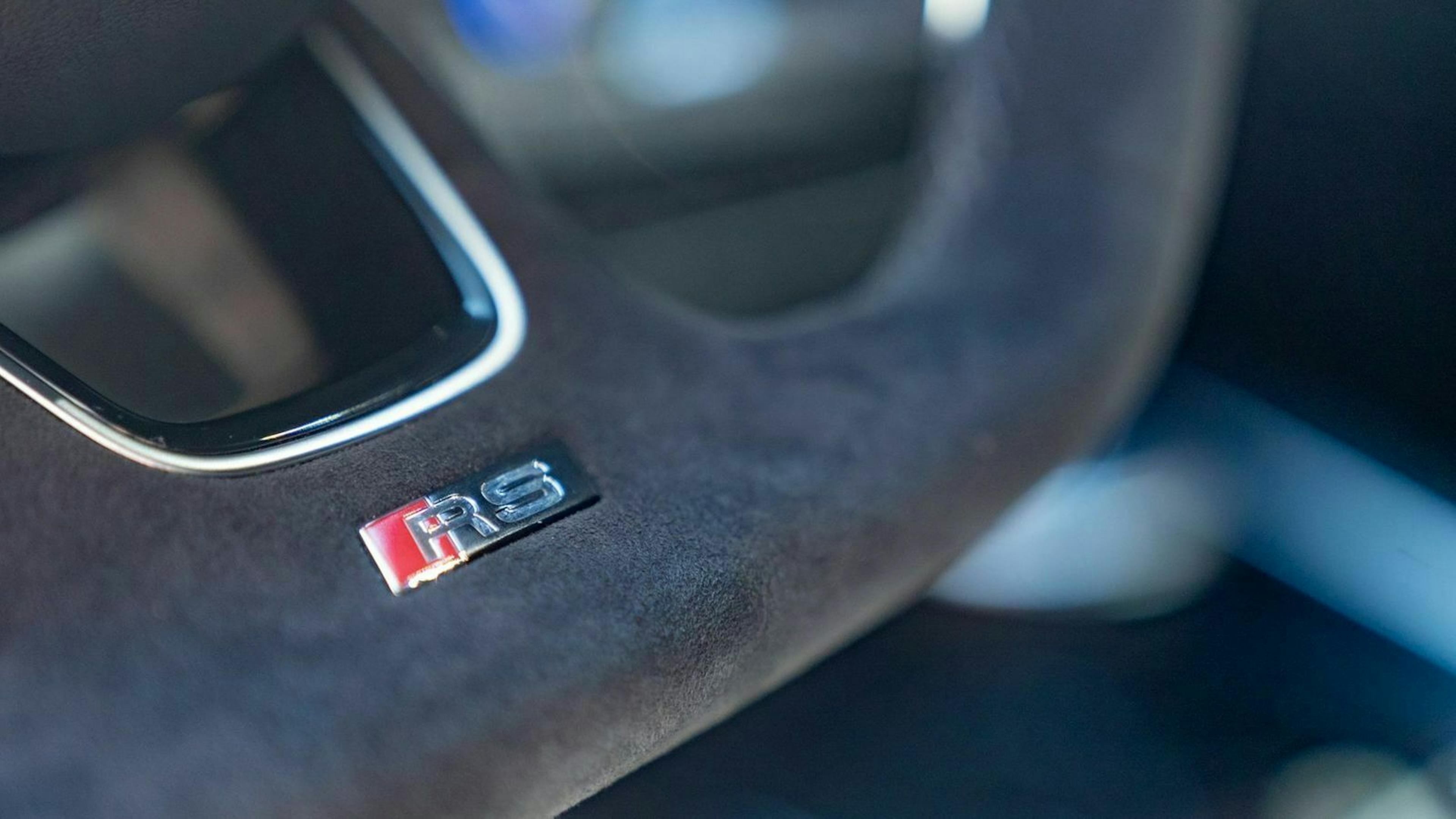Audi RS4 Detailansicht RS Emblem auf Lenkrad