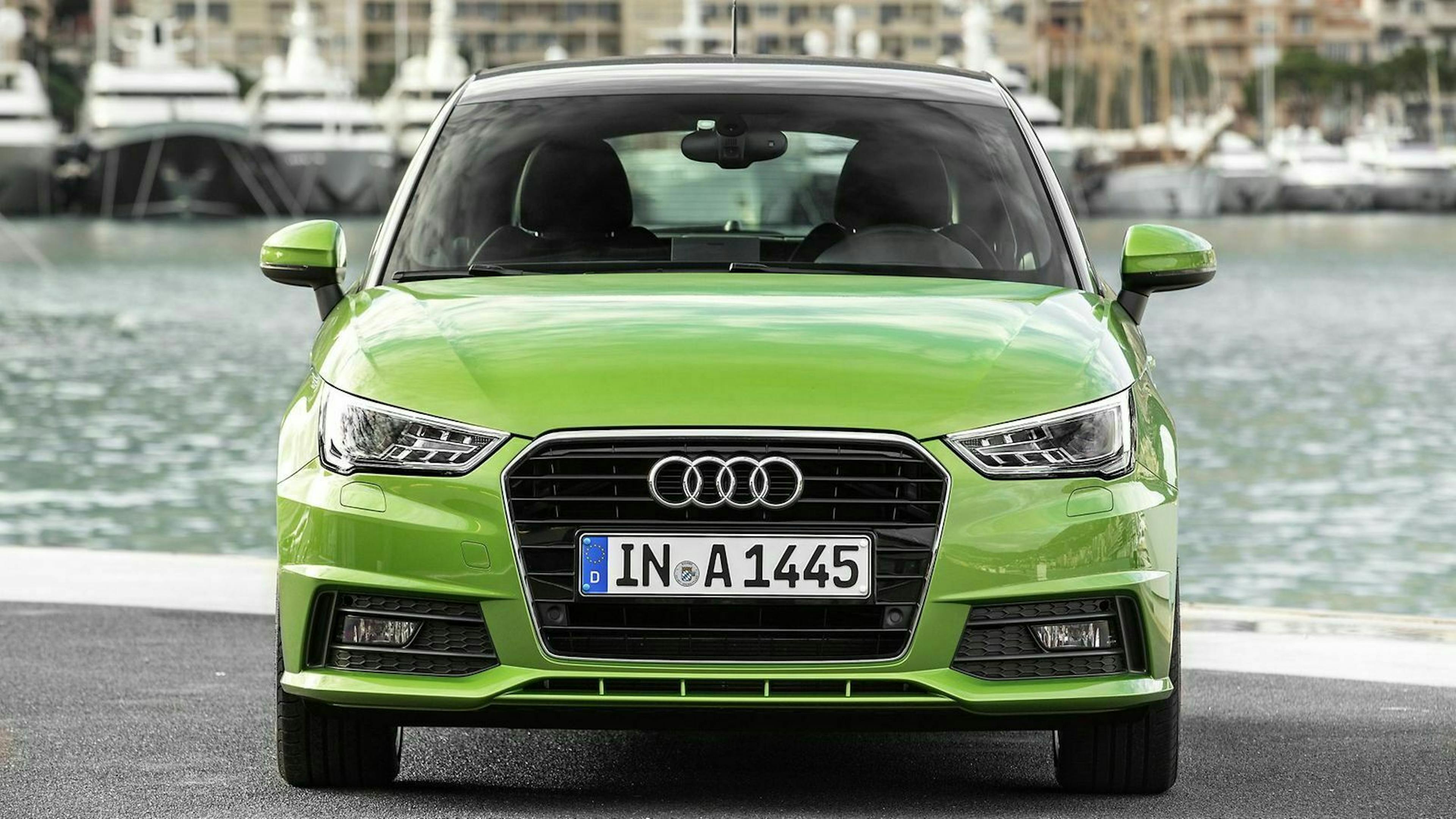 Zu sehen ist die Front des Audi A1 Sportback. Er ist in der Farbe 'Java Green' lackiert