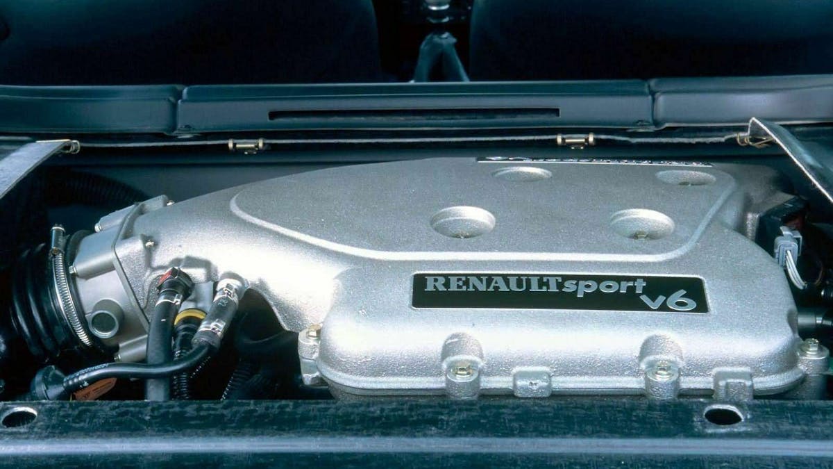 Zu sehen ist der V6-Motor des Renault Clio 