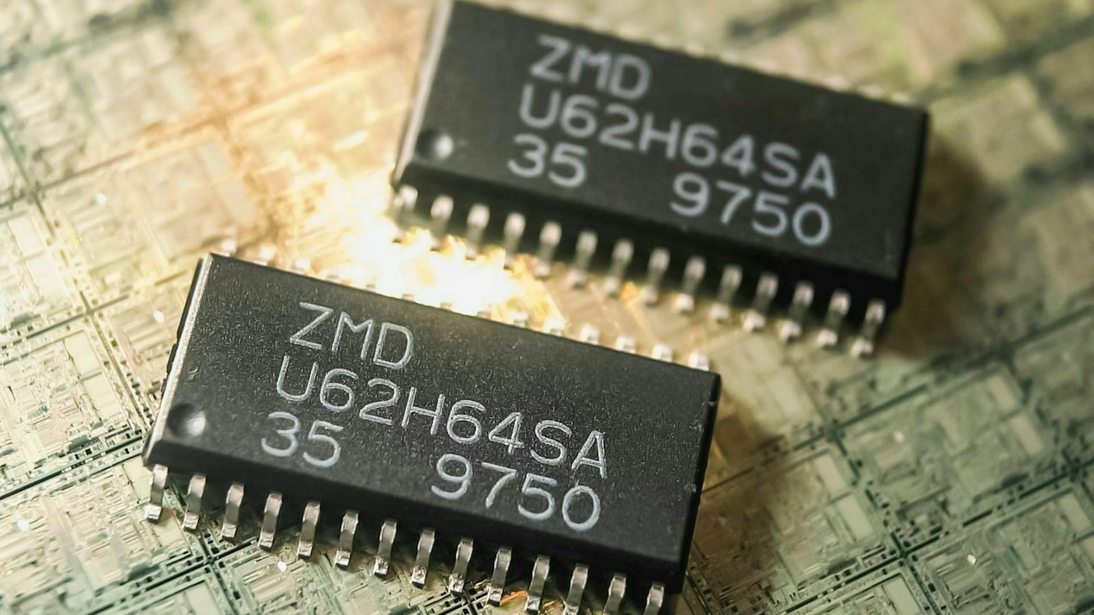 Zwei statische Speicher, wie sie in der Automobiltechnik zur Motorsteuerung verwendet werden.