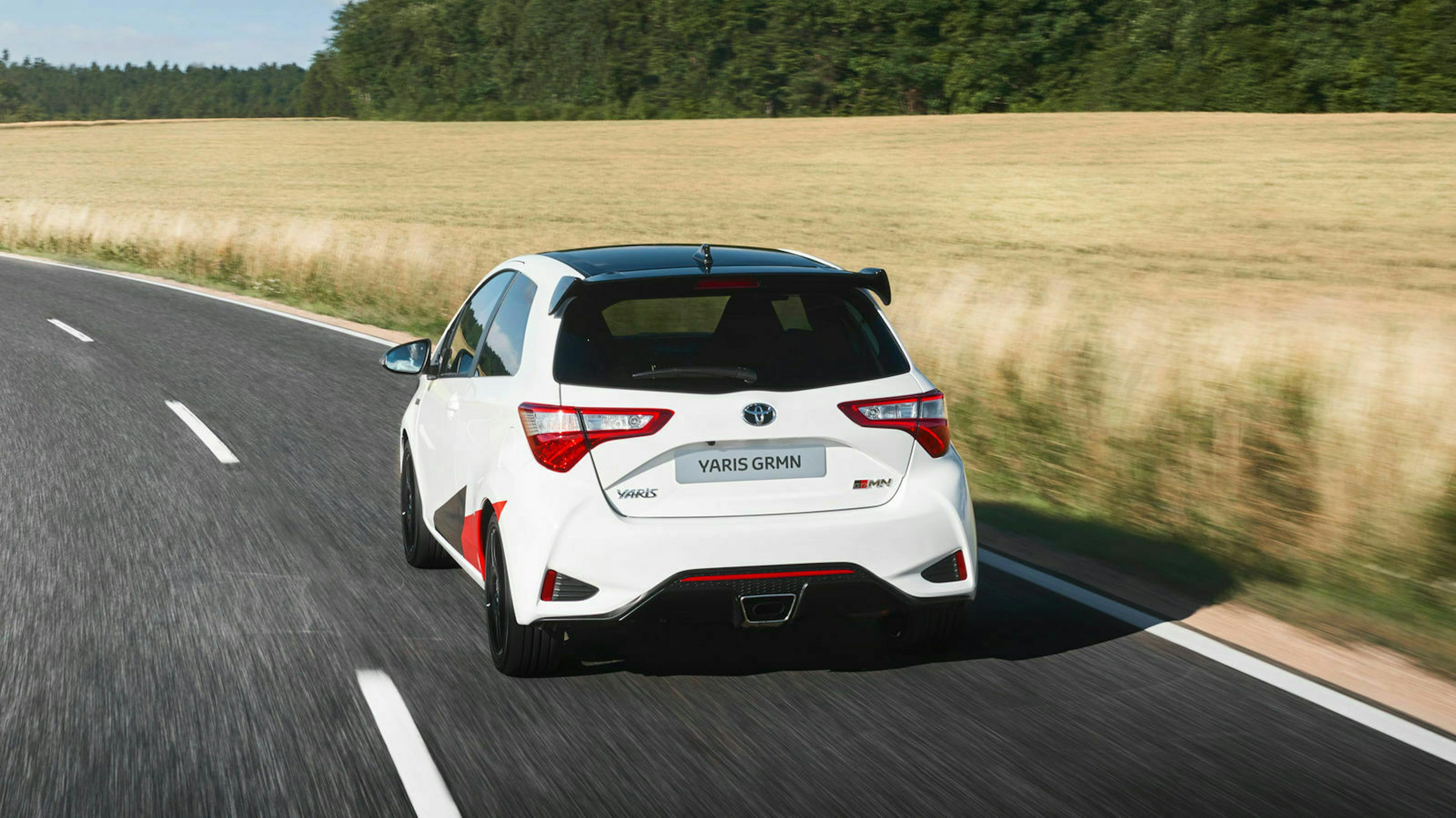 Zu sehen ist der Toyota Yaris GRMN von hinten, fahrend