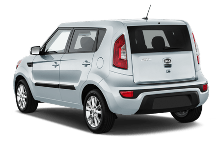 Silberner Kia Soul von hinten, geparkt, zeigt Rücklichter und Fahrzeuglogo, mit klaren Linien und kompakter Bauweise.