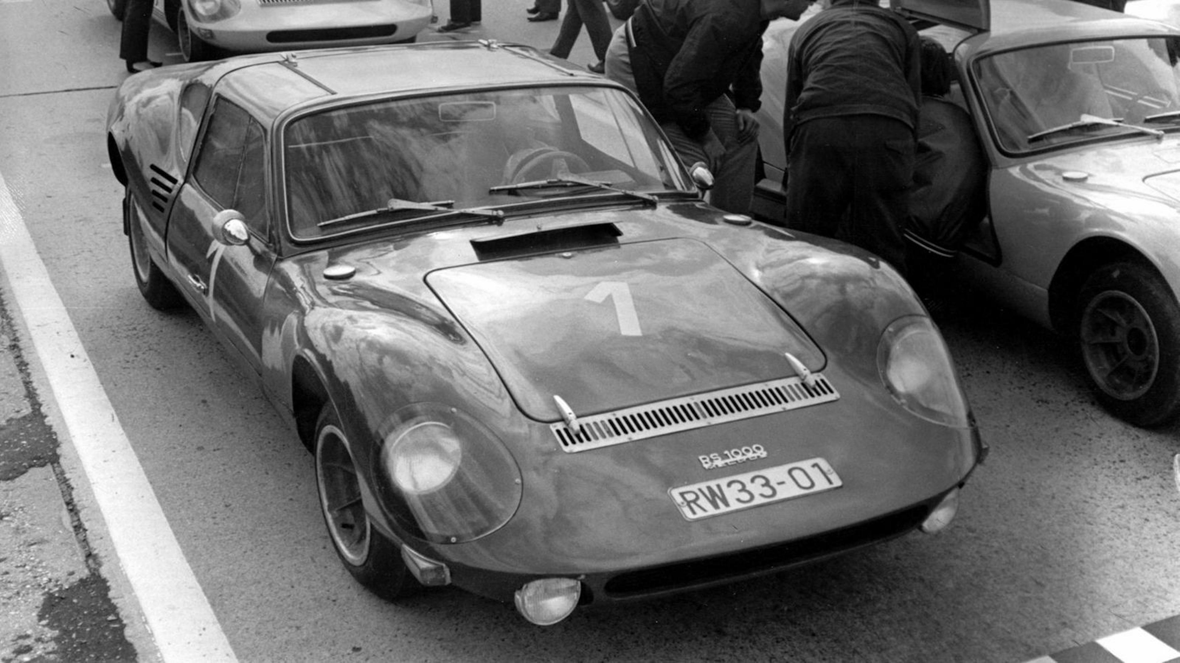 Der Melkus RS 1000 in schwarz-weiß auf Rennstrecke