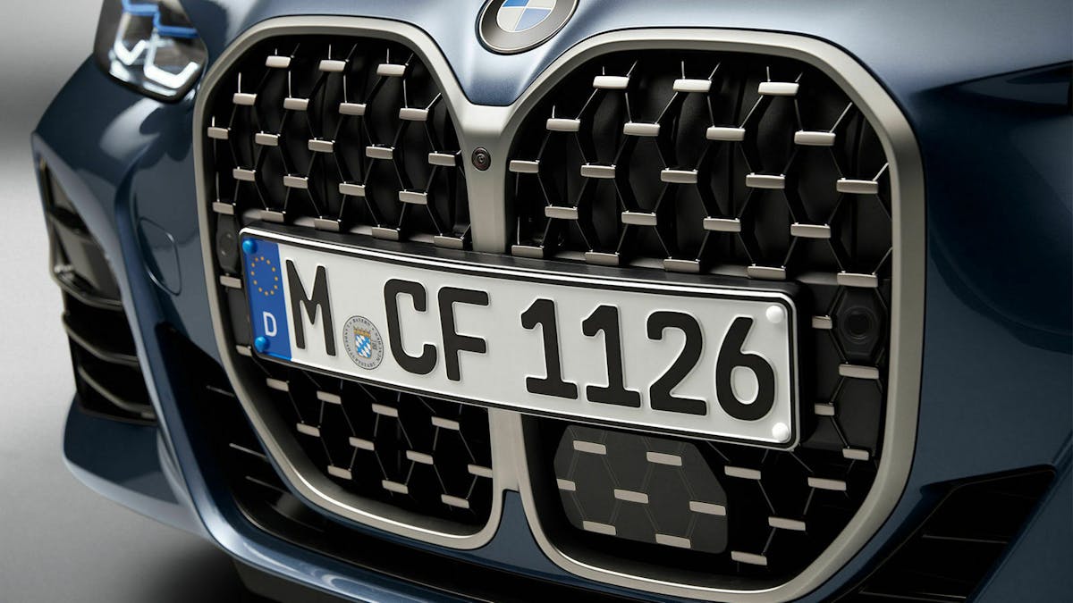 Zu sehen ist der Kühlergrill (Doppelniere) des BMW 4er Coupé 2020