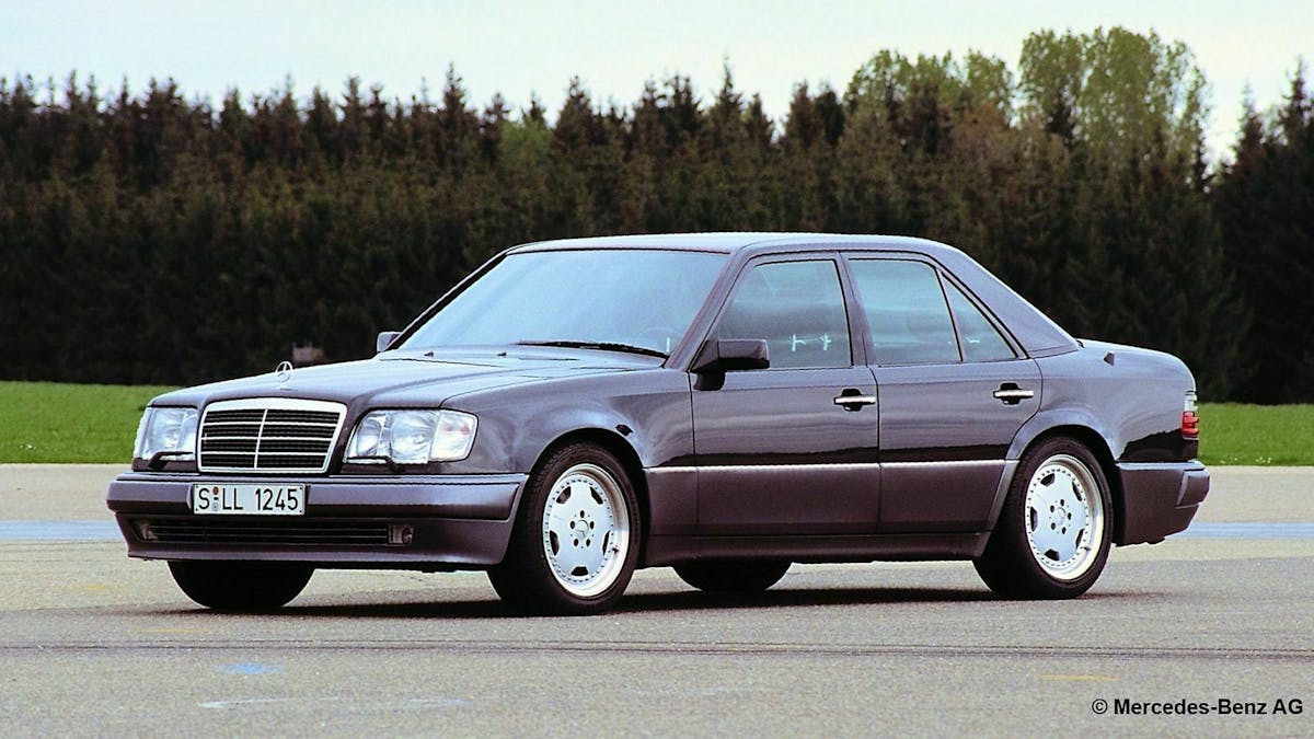 Mercedes E 60 AMG in der Seitenansicht, stehend