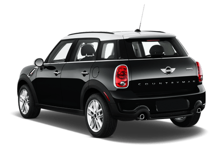 Schwarzer Mini Countryman, Ansicht von hinten, mit weißen Felgen und Dachantenne, vor weißem Hintergrund.