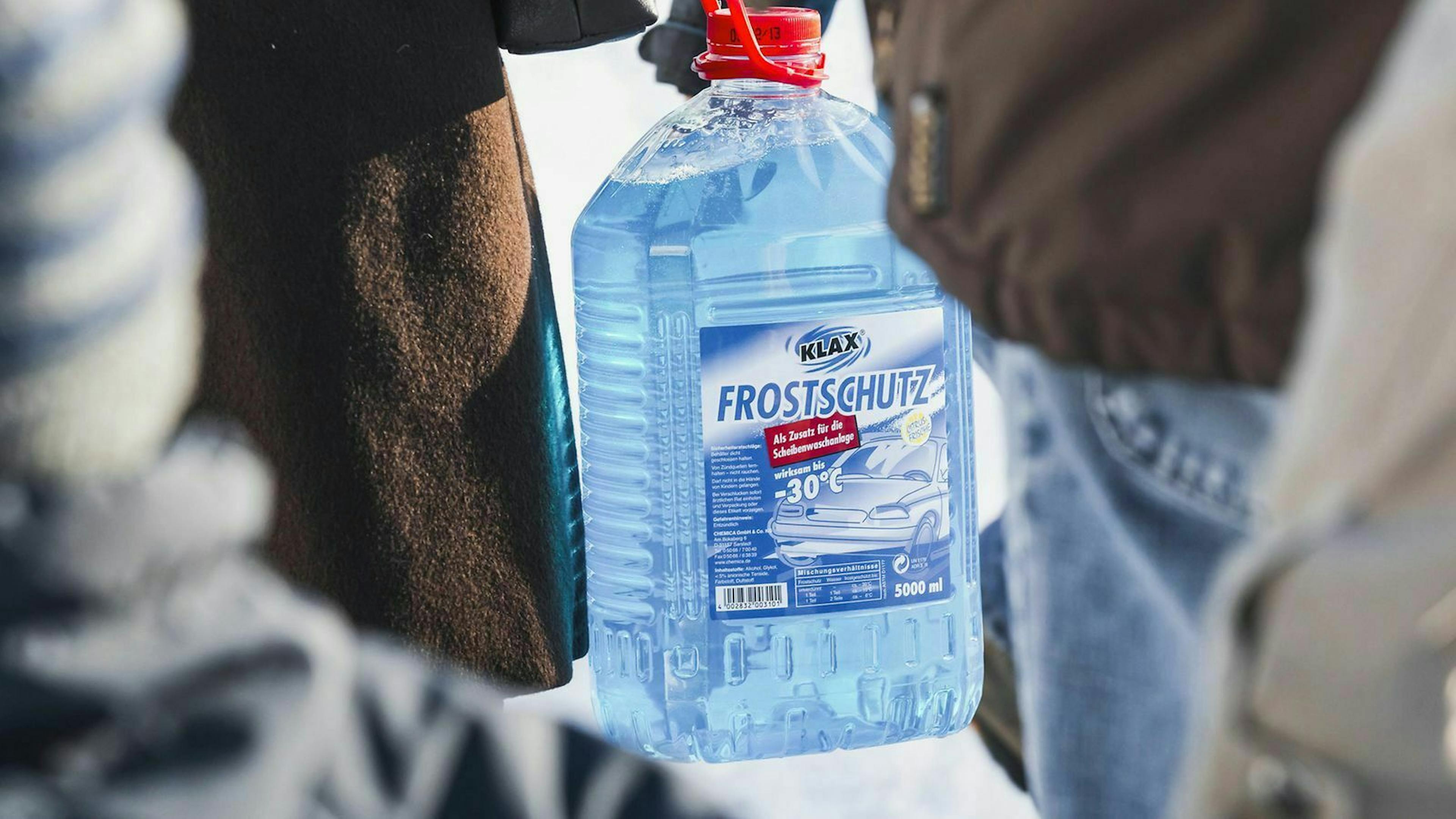 Kühlmittel auf Glykolbasis erkennst du an der blauen Farbe des Wassers.