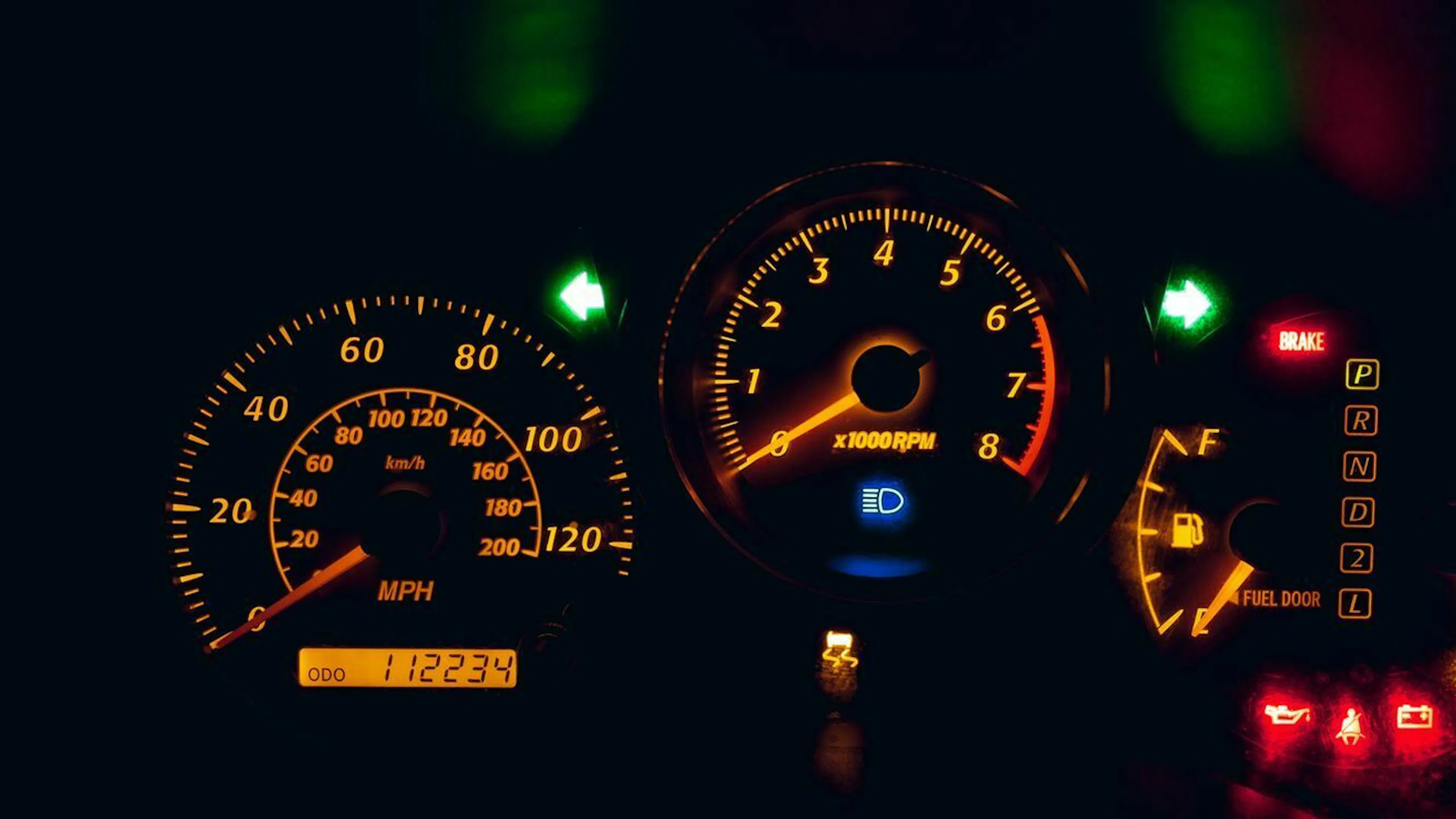 Detailansicht eines Pkw-Armaturenbretts mit Tachometer und Drehzahlmesser.