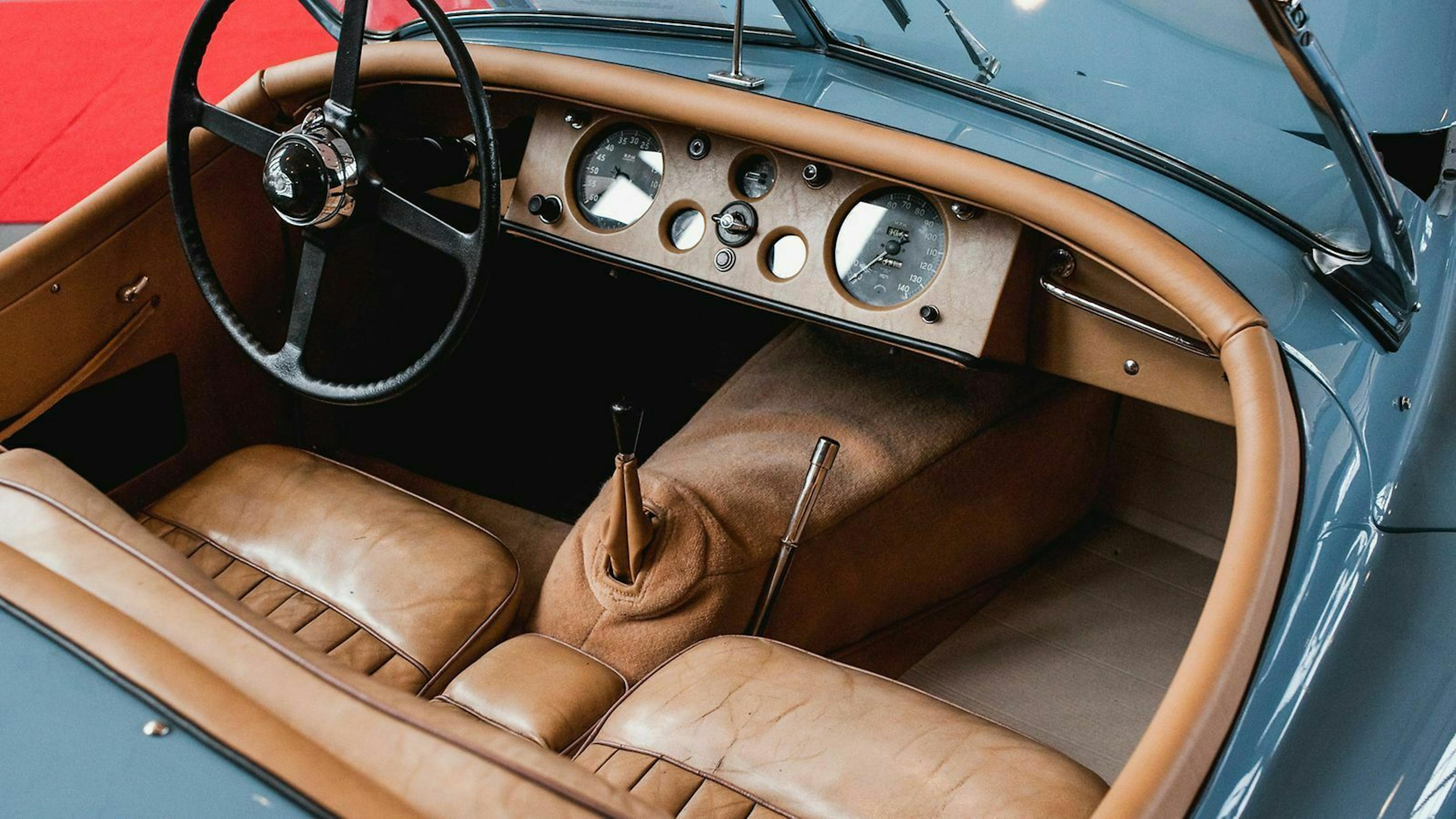 Damit das Leder auch nach Jahren noch frisch wirkt, ist regelmäßige Pflege unerlässlich.