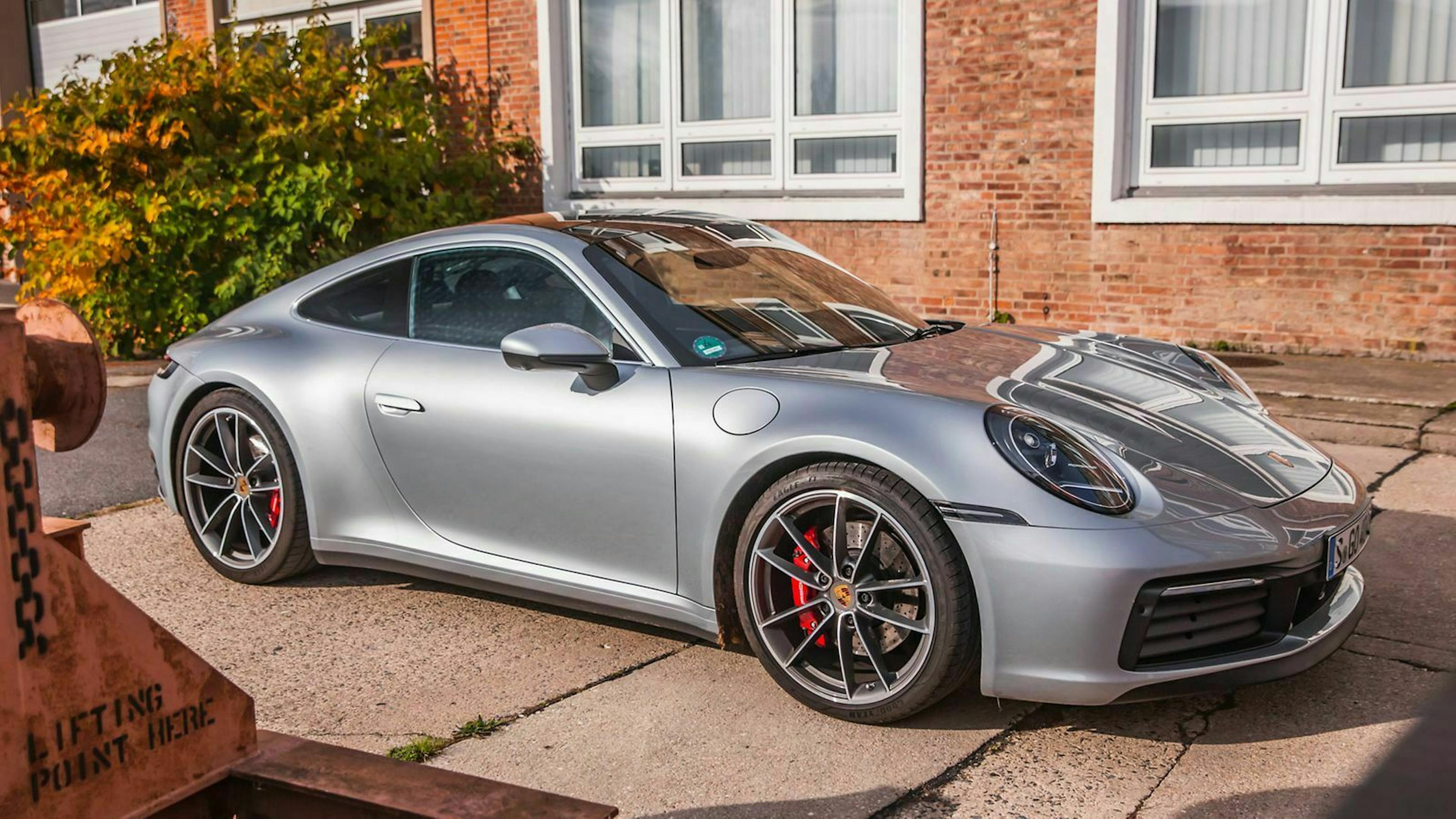 Ein Porsche Carrera 4S mit rot lackierten Bremssätteln.