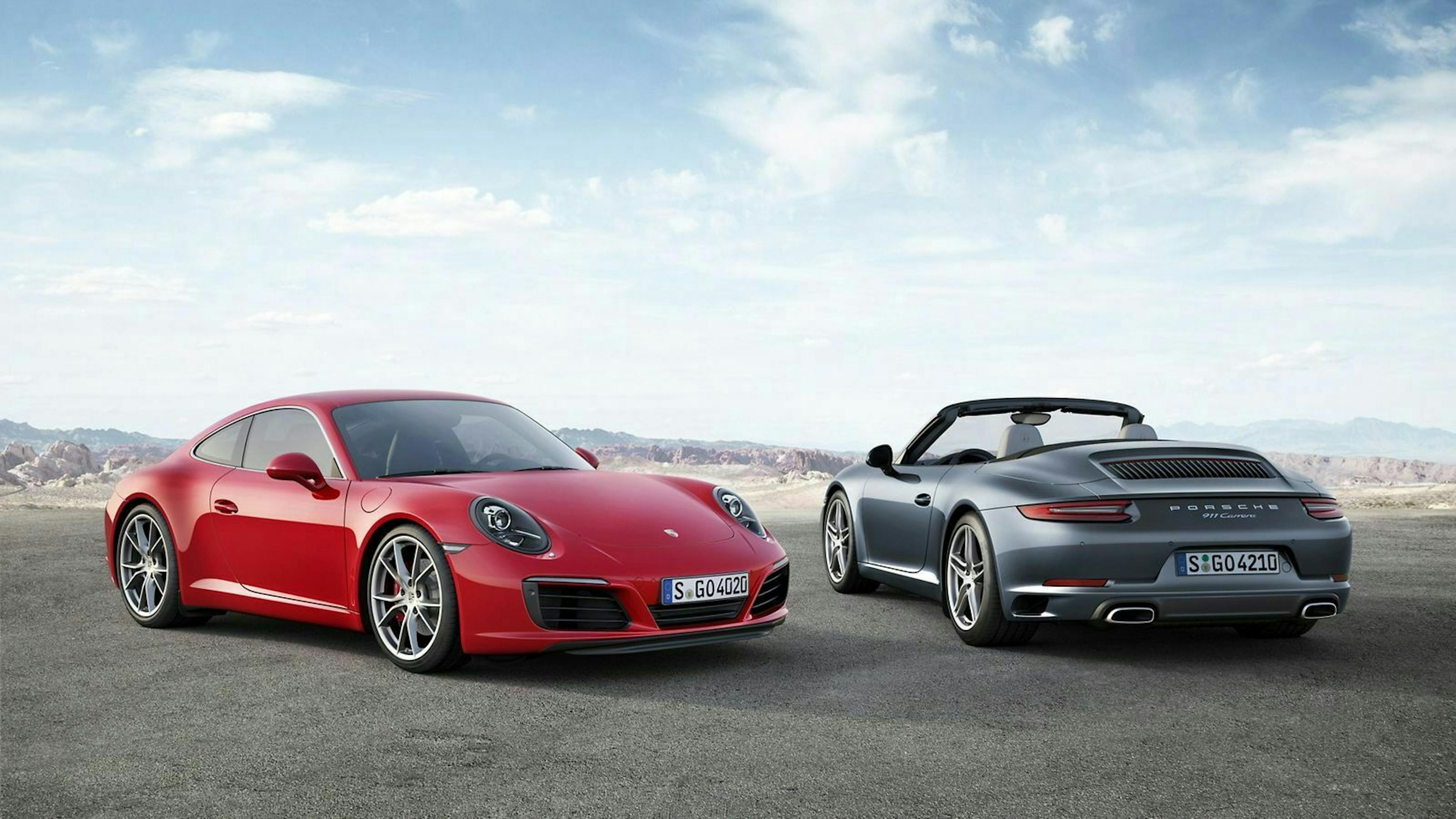 Zwei Porsche 911 nebeneinander stehend