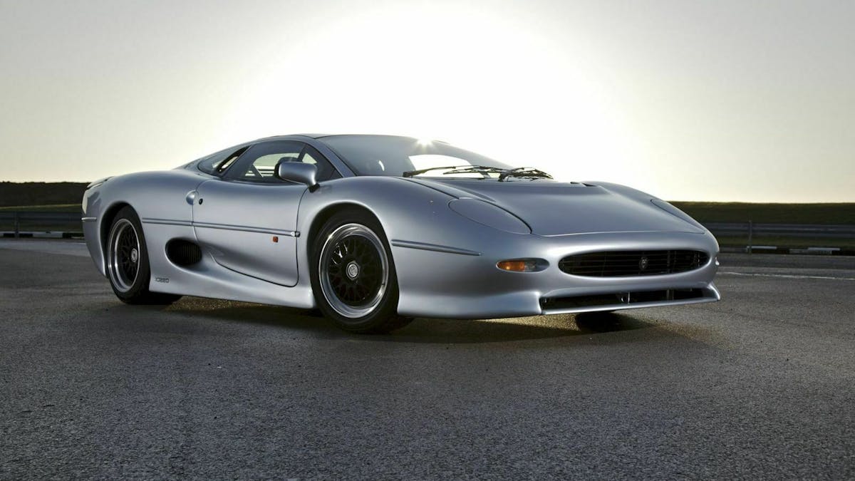 Der Jaguar XJ220 in seitlicher Perspektive