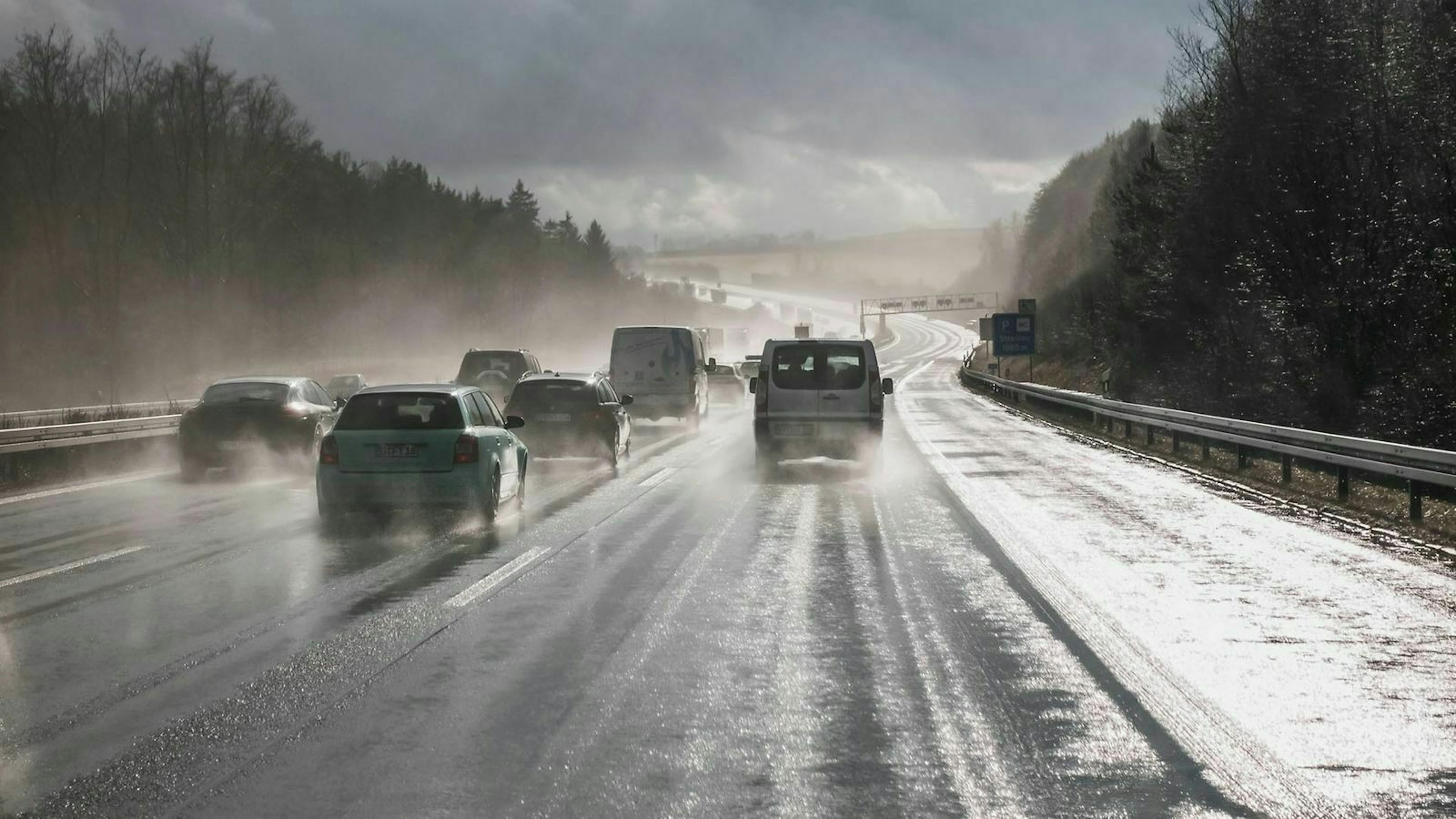 Laut Straßenverkehrsordnung (StVO) gibt es zwei Fälle, in denen du Langsamfahrer rechts überholen darfst. 