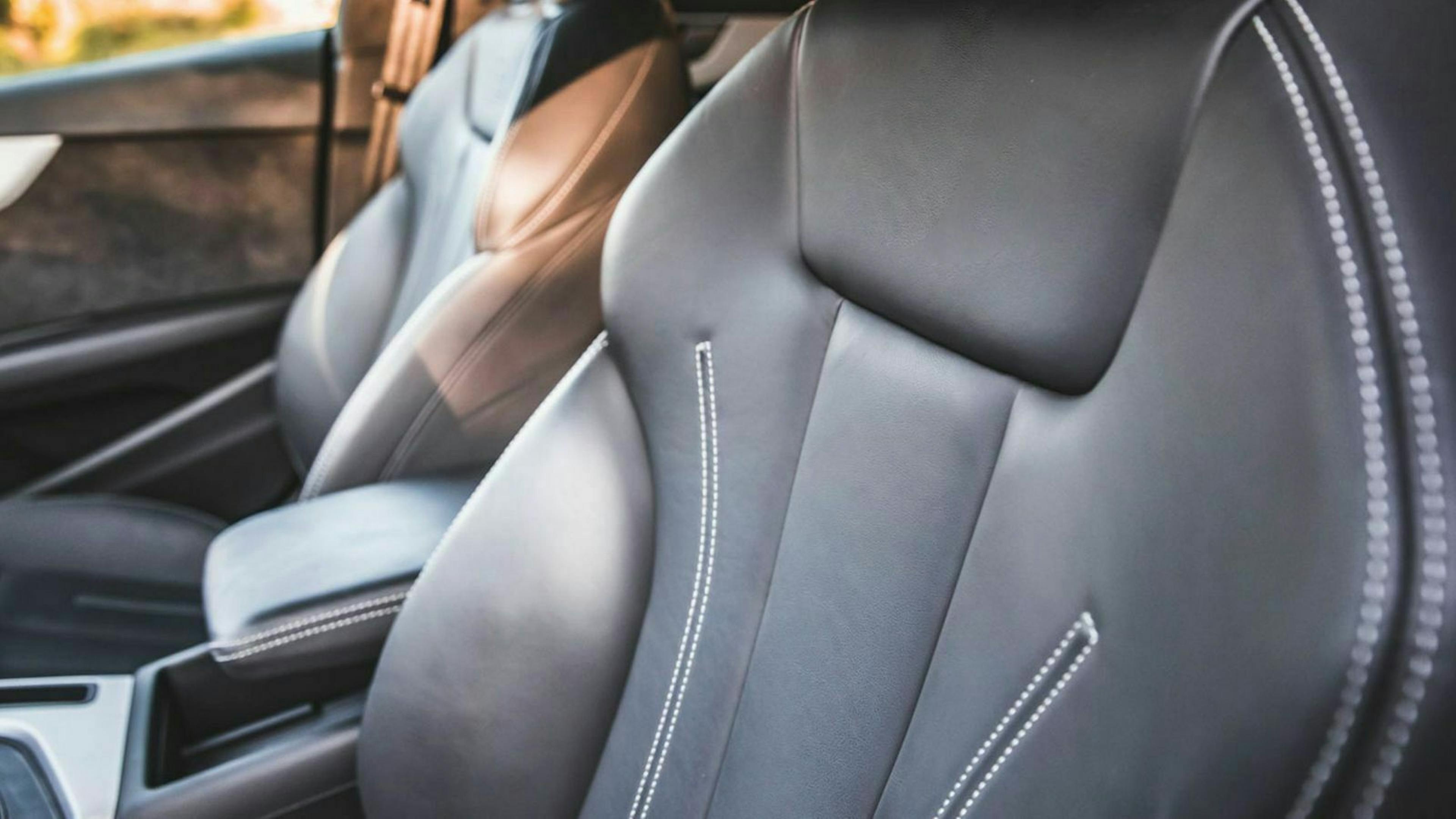 Ledersitze im Innenraum eiens Autos