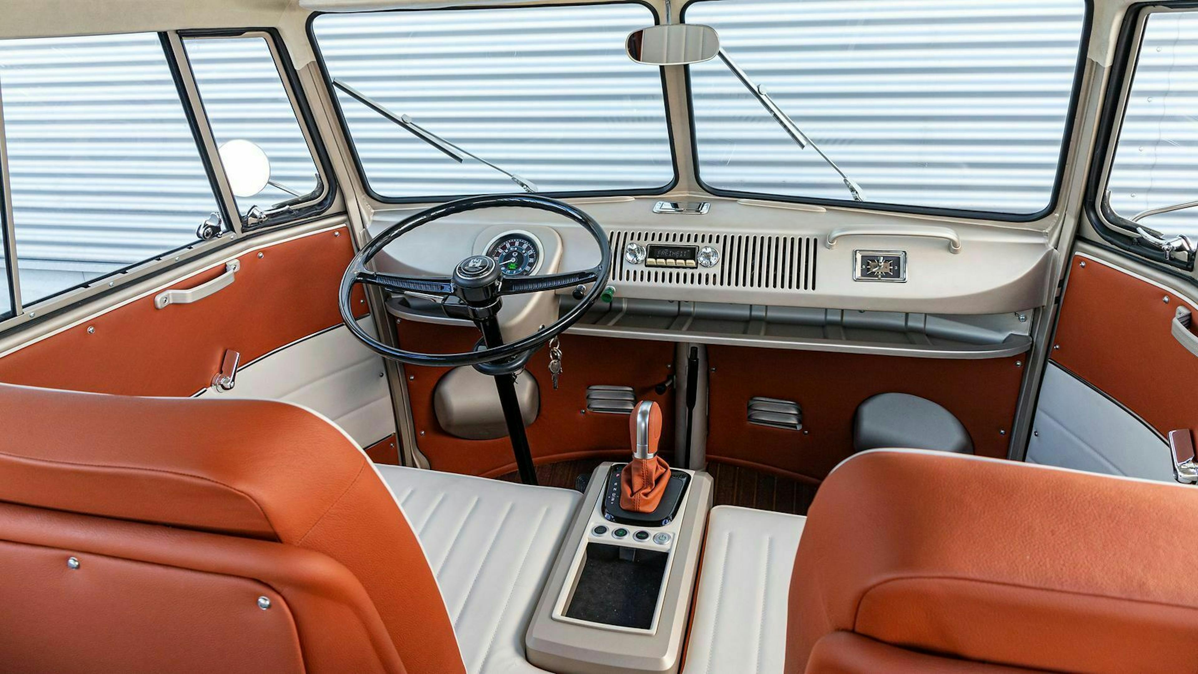 Zu sehen ist das Cockpit des VW e-Bulli