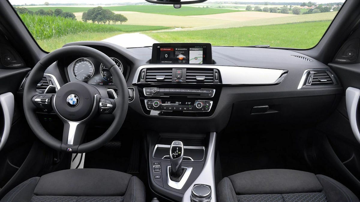 Zu sehen ist das Cockpit des BMW M140i xDrive in einer besonderen Materialausstattung
