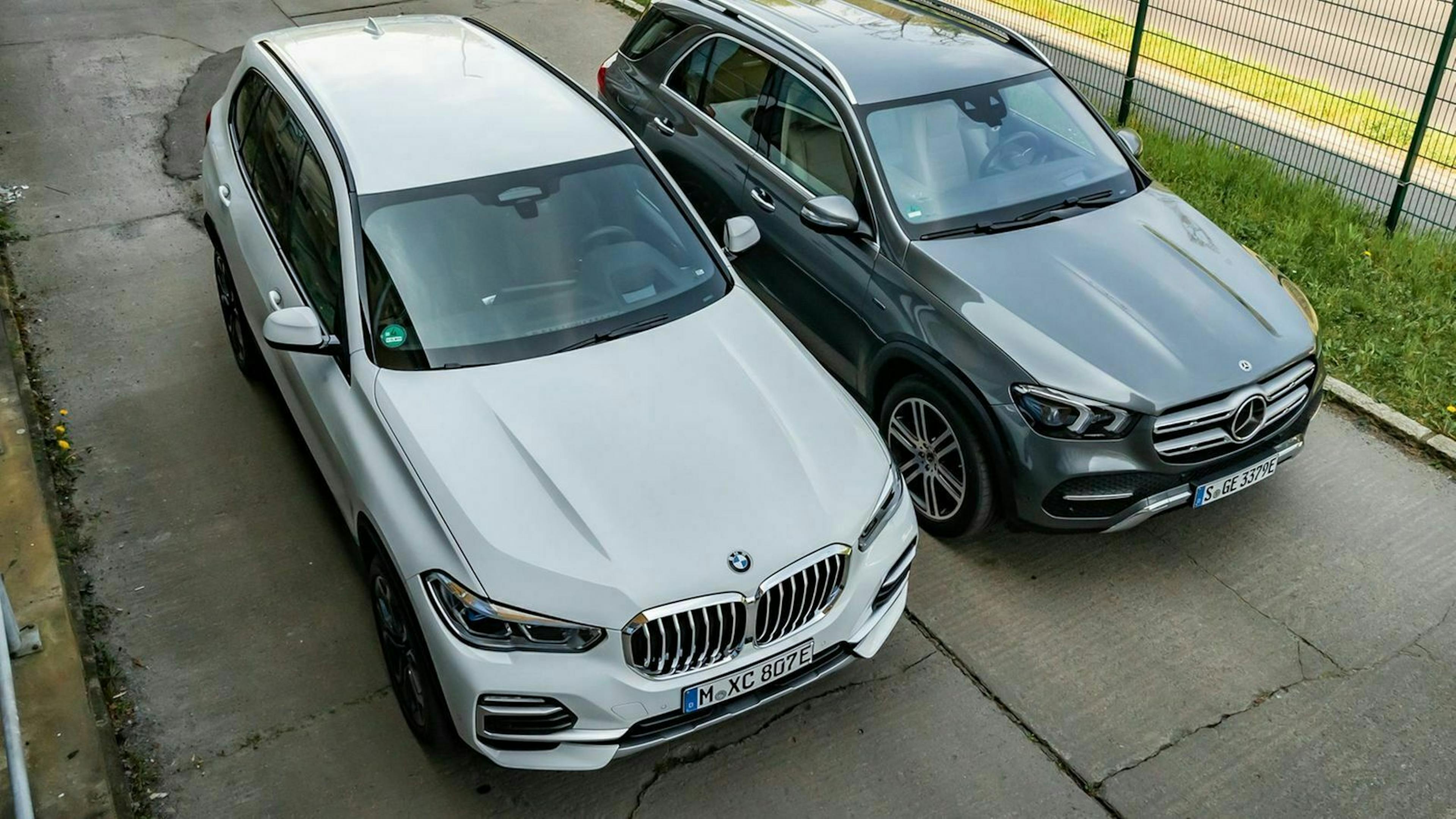 Zu sehen sind der BMW X5 (links) und der Mercedes GLE (rechts) von vorne