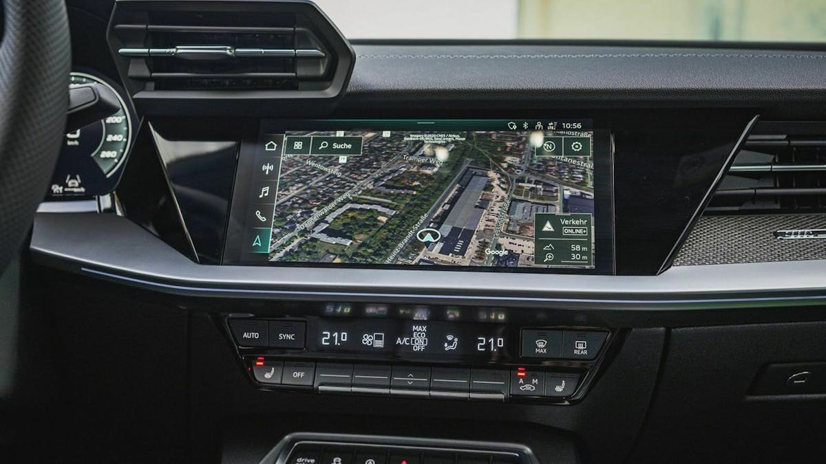 Zu sehen ist das Infotainmentsystem der Audi A3 Limousine