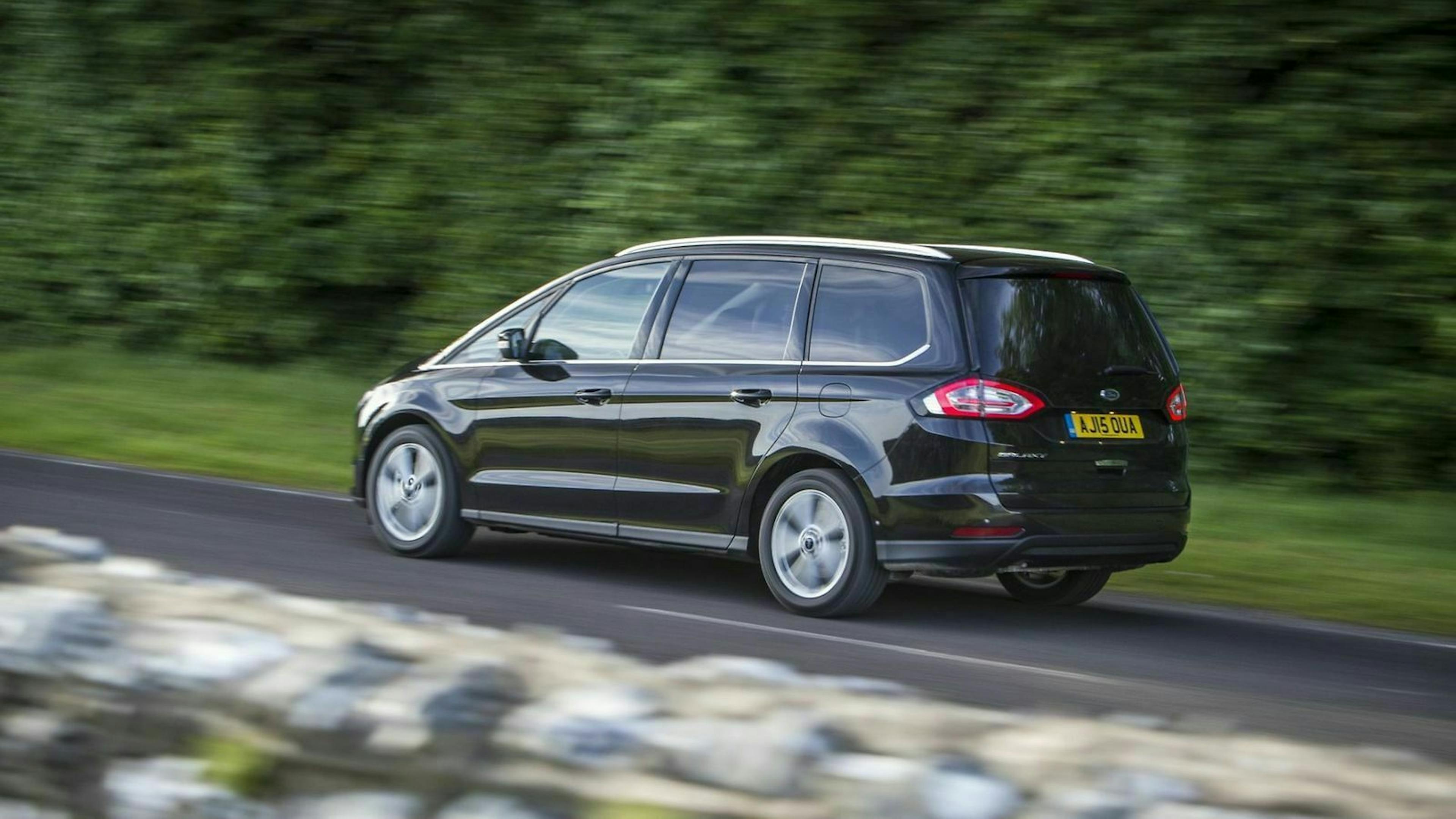 Ford Galaxy in der Seitenansicht, fahrend