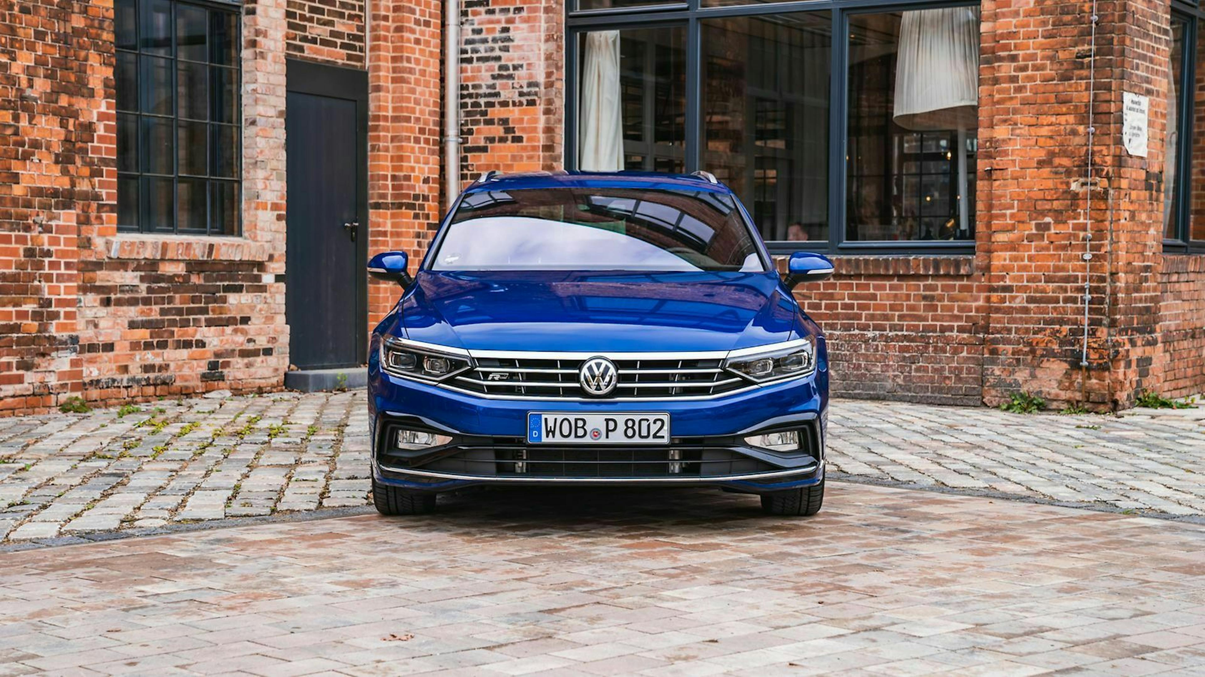 VW Passat in der Frontansicht, stehend