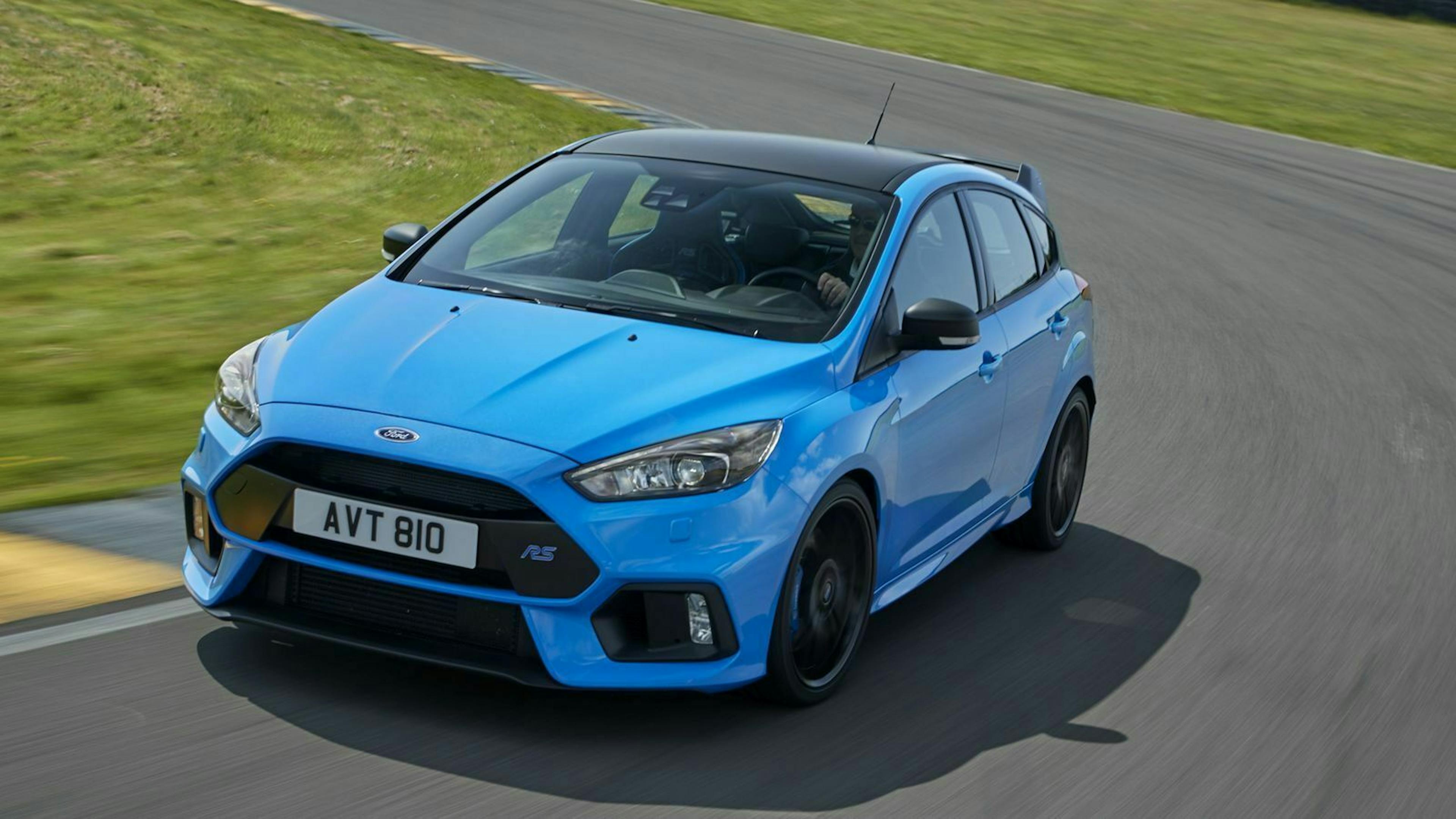Zu sehen ist der Ford Focus RS MK III, fahrend