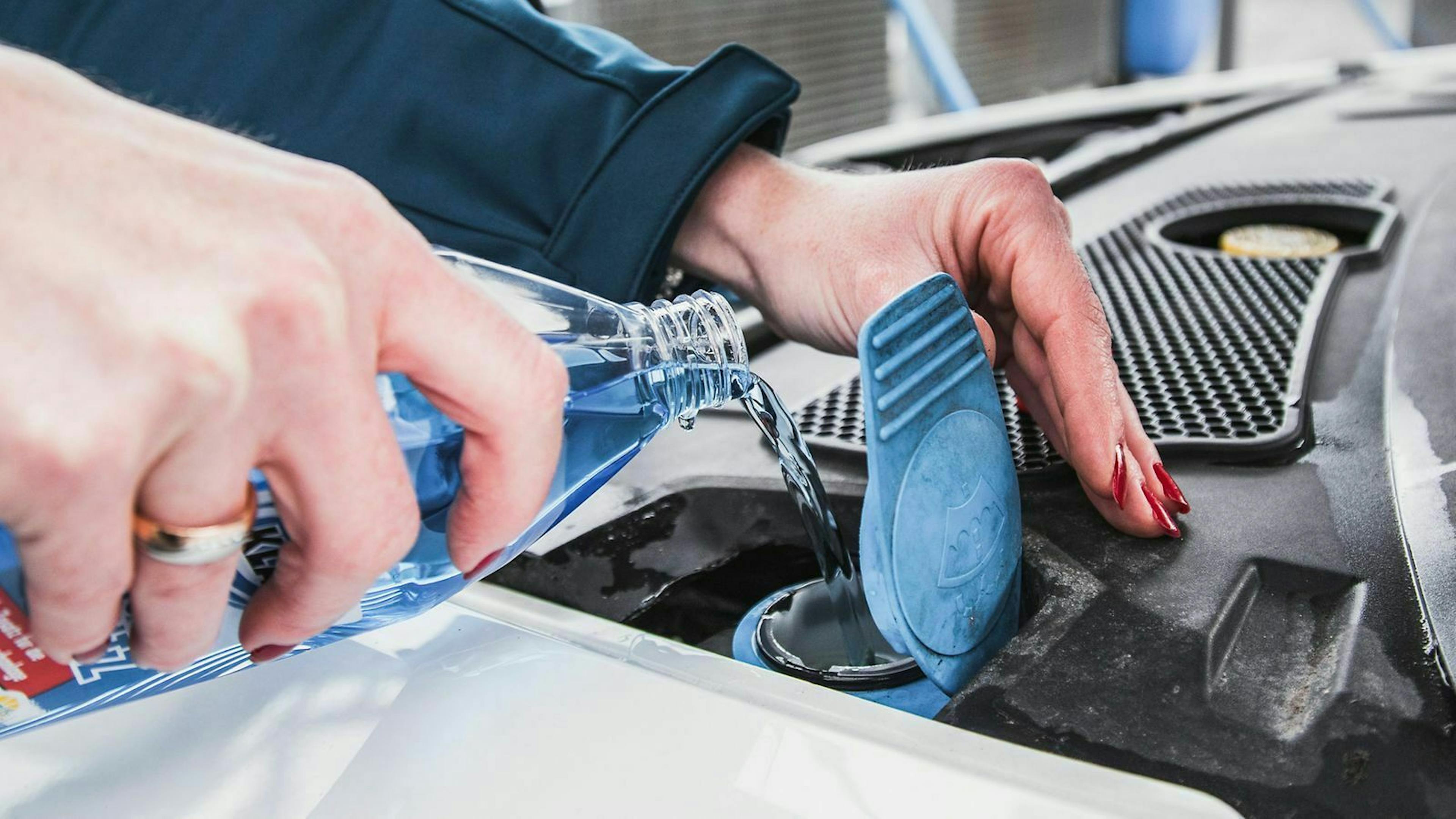 Du solltest regelmäßig die Kühlflüssigkeit im Auto nachfüllen. Das beugt Korrosion vor und dient als Frostschutz.