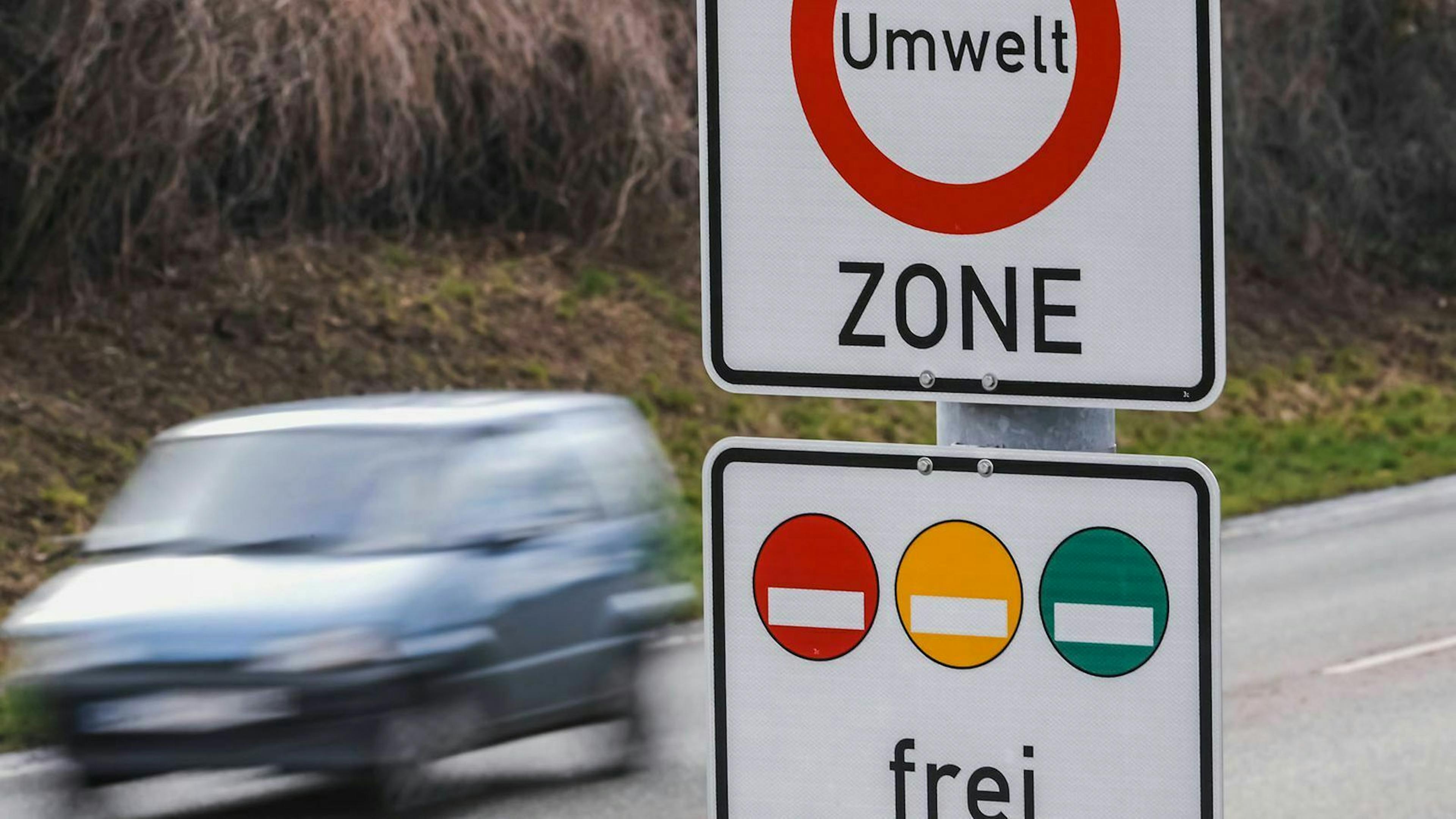 Die Umweltplakette hilft, schnell und einfach zu erkennen, welches Fahrzeug in einer Umweltzone fahren darf und welches nicht.