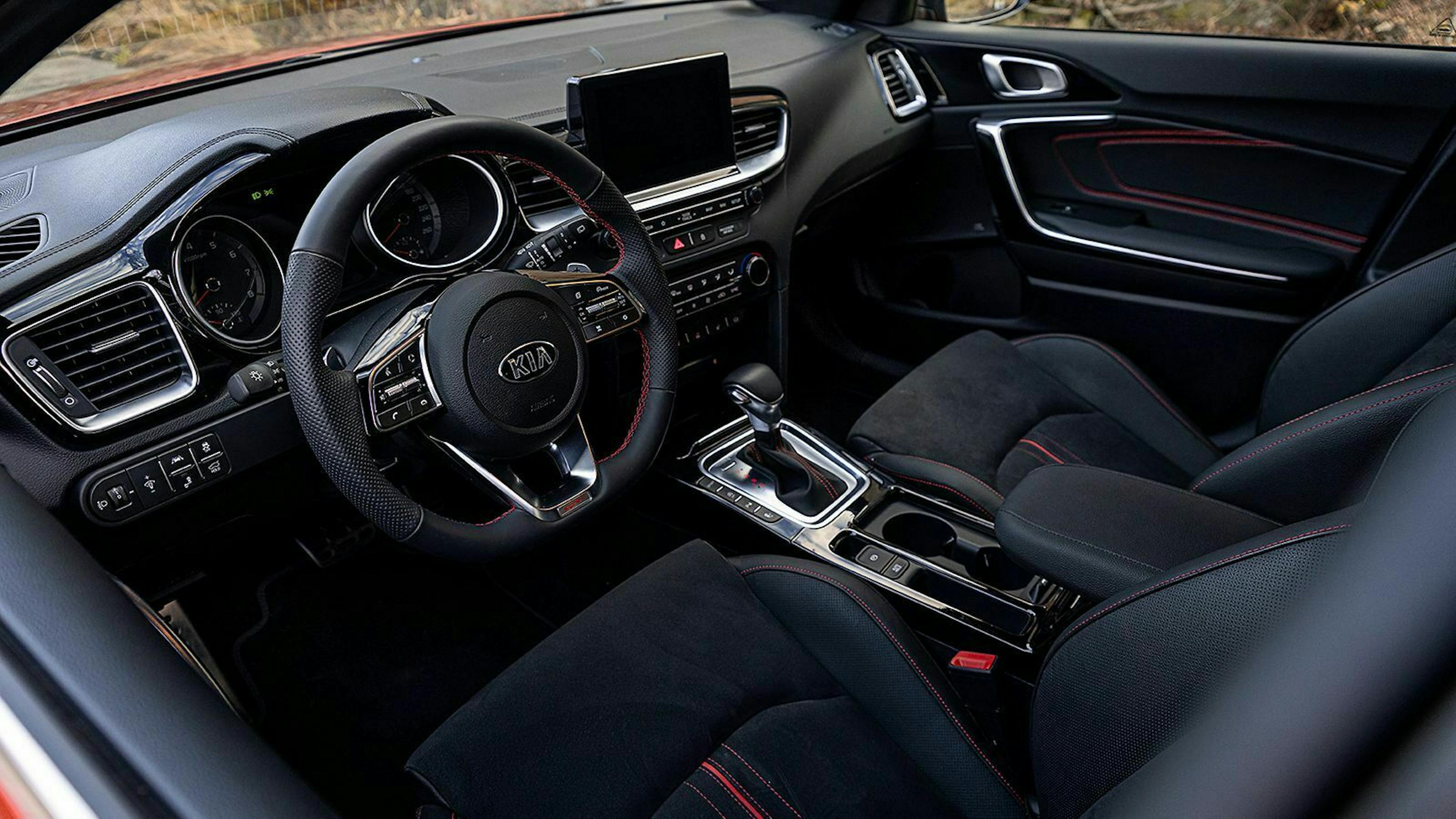 Kia Proceed Blick auf den Innenraum mit Fokus auf Infotainment System und Lenkrad