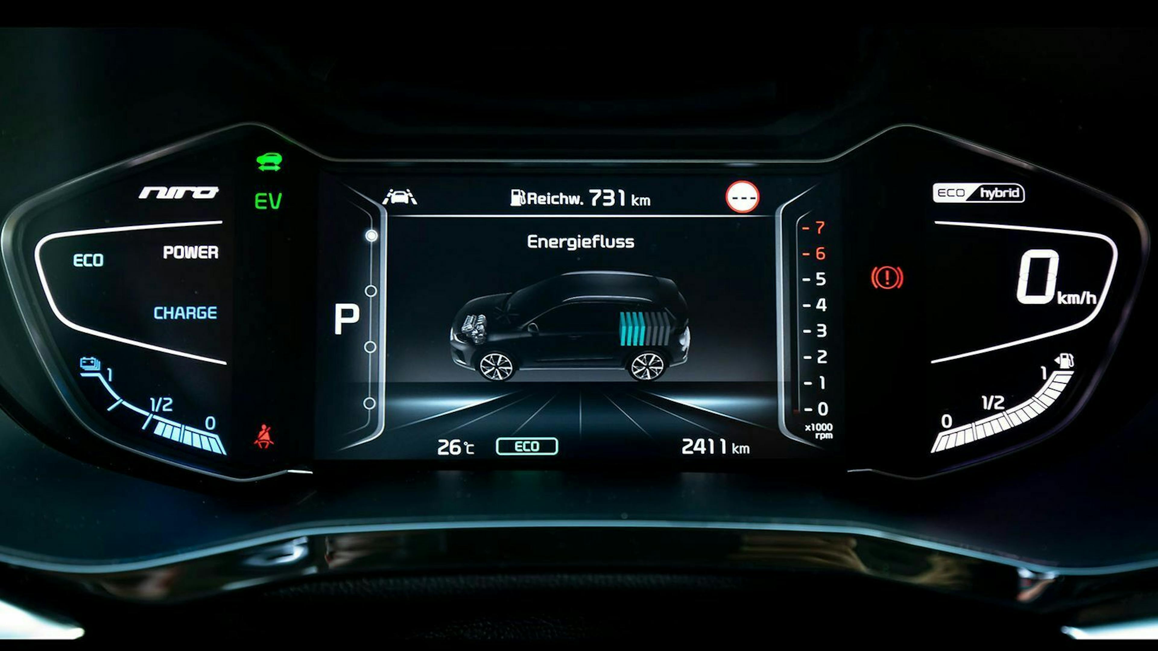 Der Bordcomputer informiert den Fahrer auf Wunsch über den akutellen Energiefluss. Er ist in beiden Modellen vorhanden