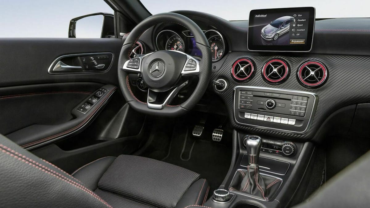 Zu sehen ist das Cockpit der Mercedes A-Klasse (2015)
