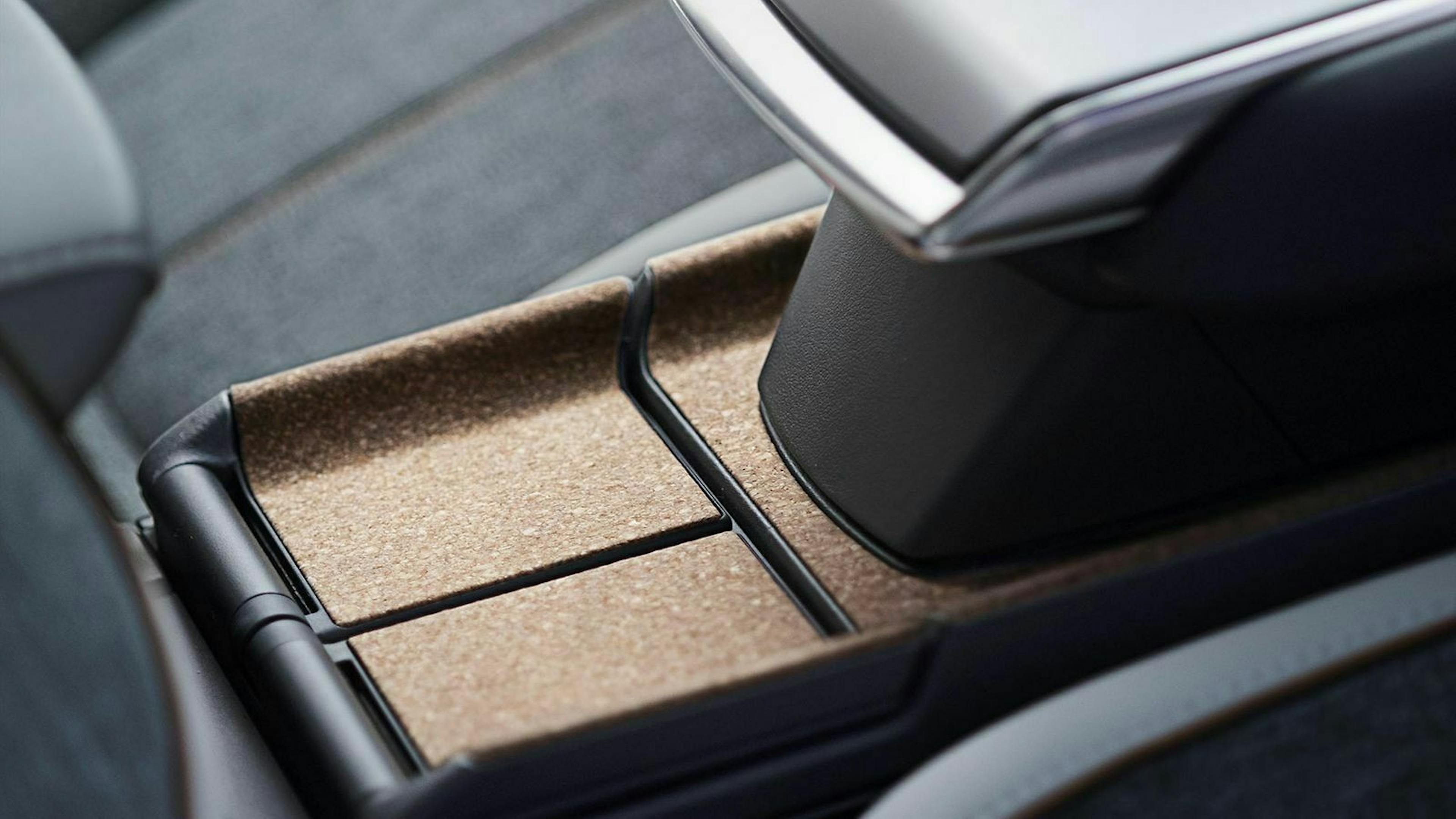 Die Ablage in der Mittelkonsole kleidet Mazda zum Teil mit Kork aus