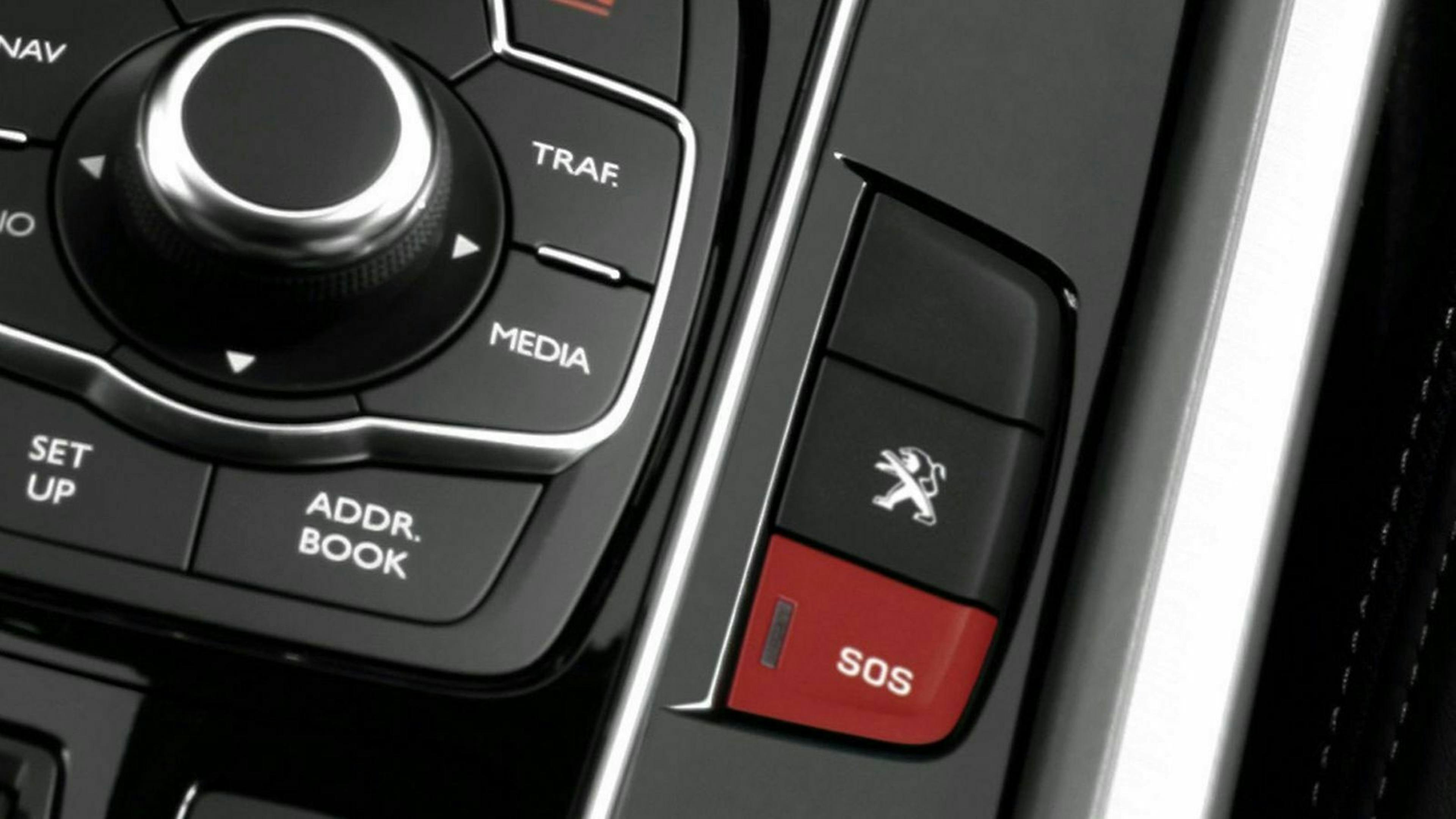 Rote Notruf-Taste in einem Peugeot