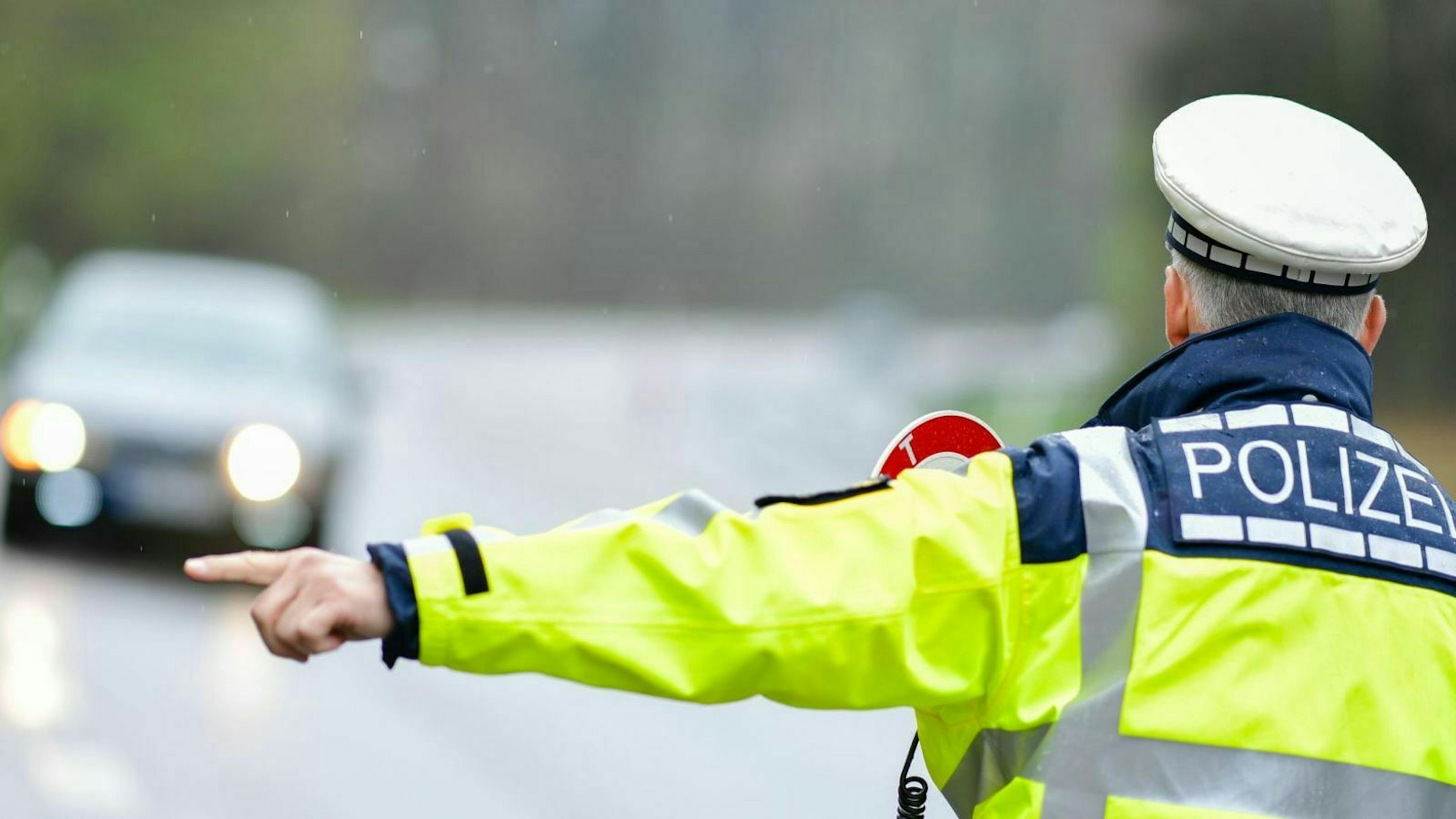 Polizei hält Autofahrer an