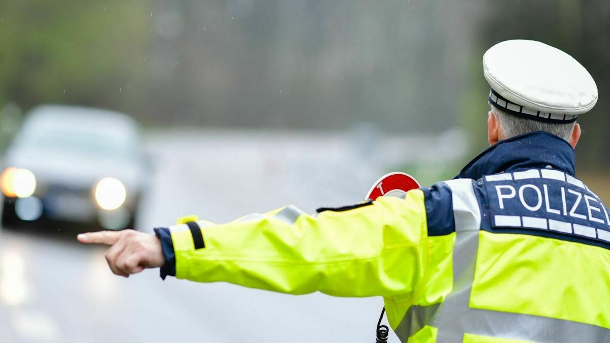 Polizei hält Autofahrer an