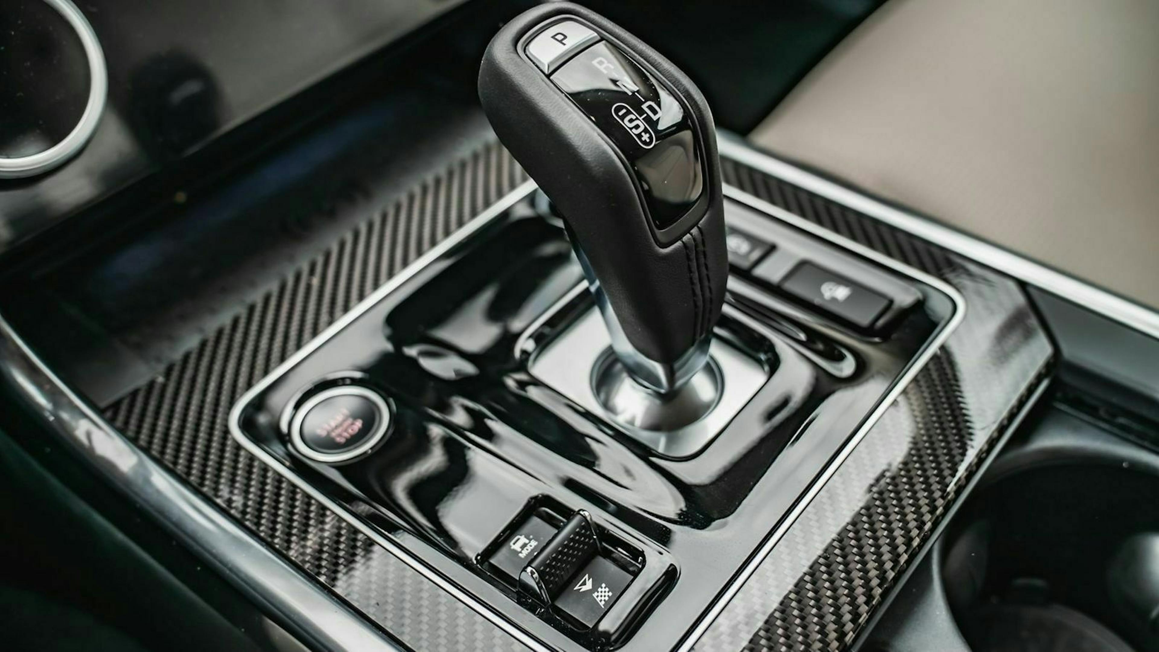 Blick auf den Schaltknauf im Jaguar XE