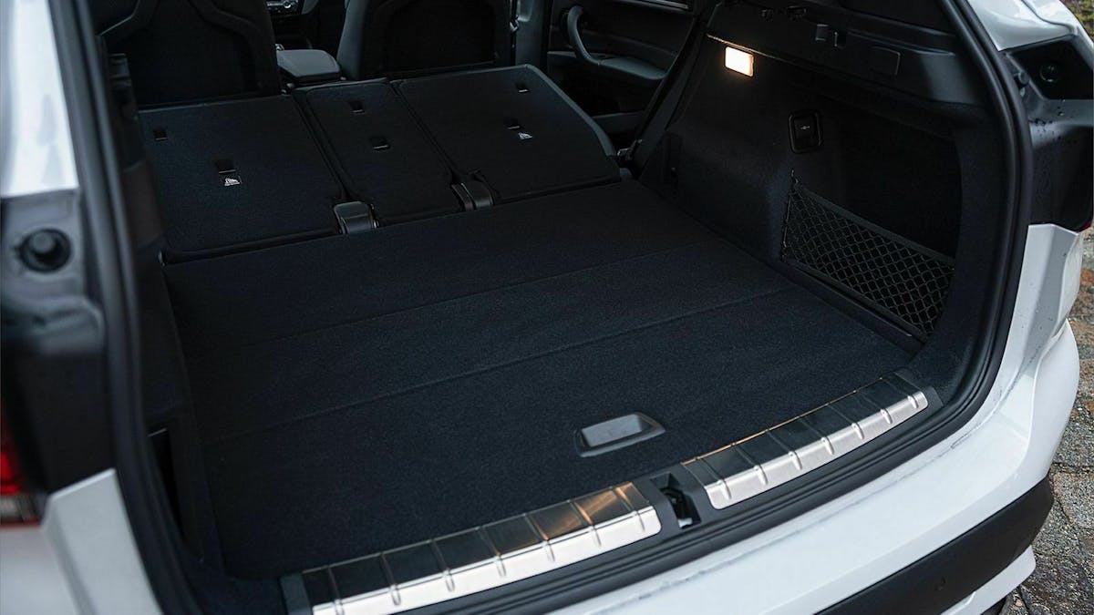 BMW X1 sDrive18d Blick in den Kofferraum mit umgeklappter Rückbank